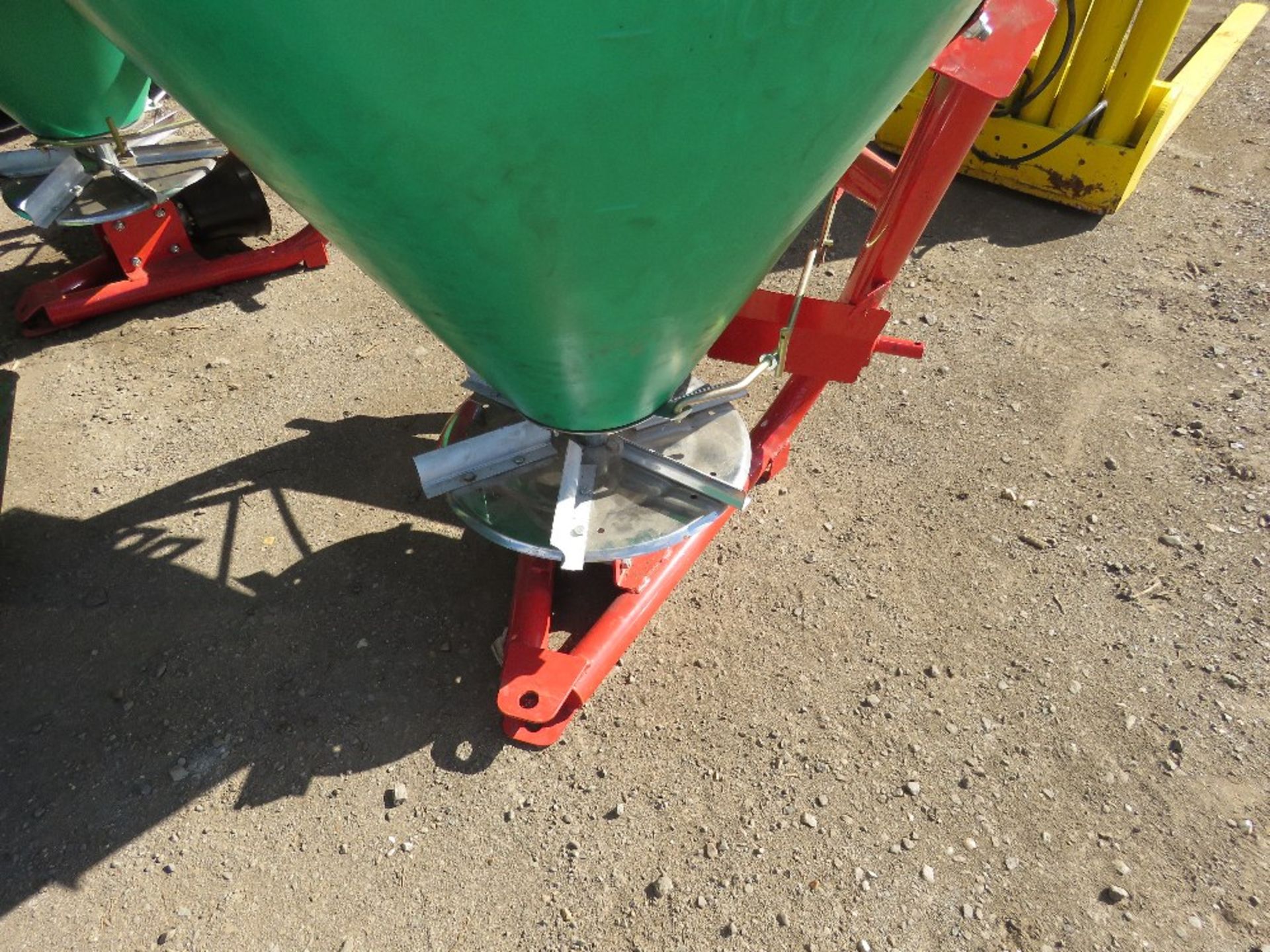 AGROMEX 500 LITRE TRACTOR MOUNTED FERTILISER SPREADER WITH PTO. 500 LITRE SIZE. UNUSED. - Image 3 of 3