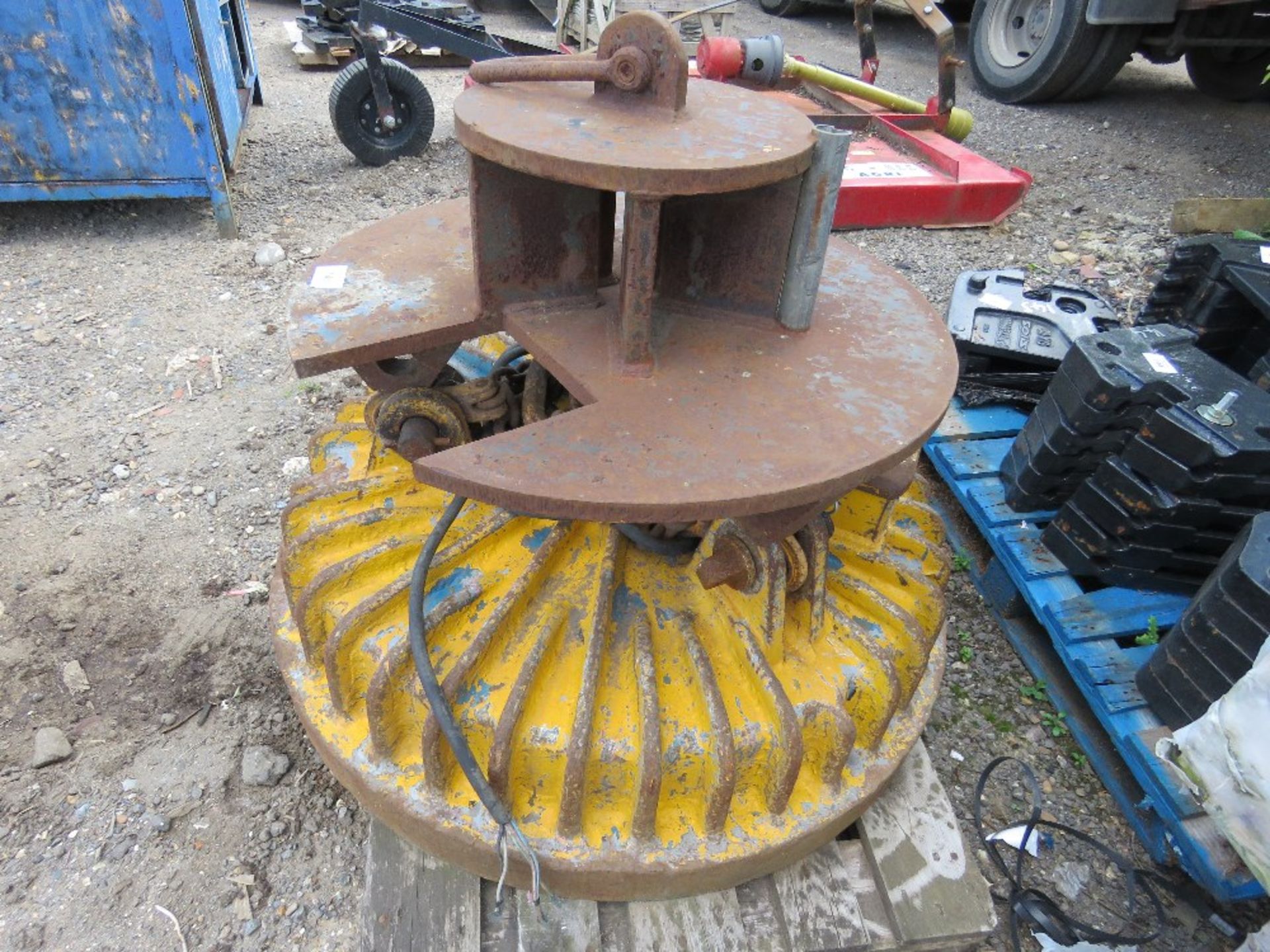 Electro magnet plus top hat unit for scrap handling, working when removed, unused for two years - Image 2 of 2