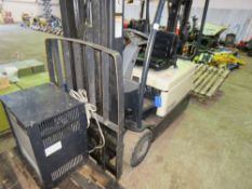 CROWN 1.8TONNE BATTERY 3 WHEEL FORKLIFT WITH CHARGER. WHEN TESTED WAS SEEN TO DRIVE, STEER, LIFT AND