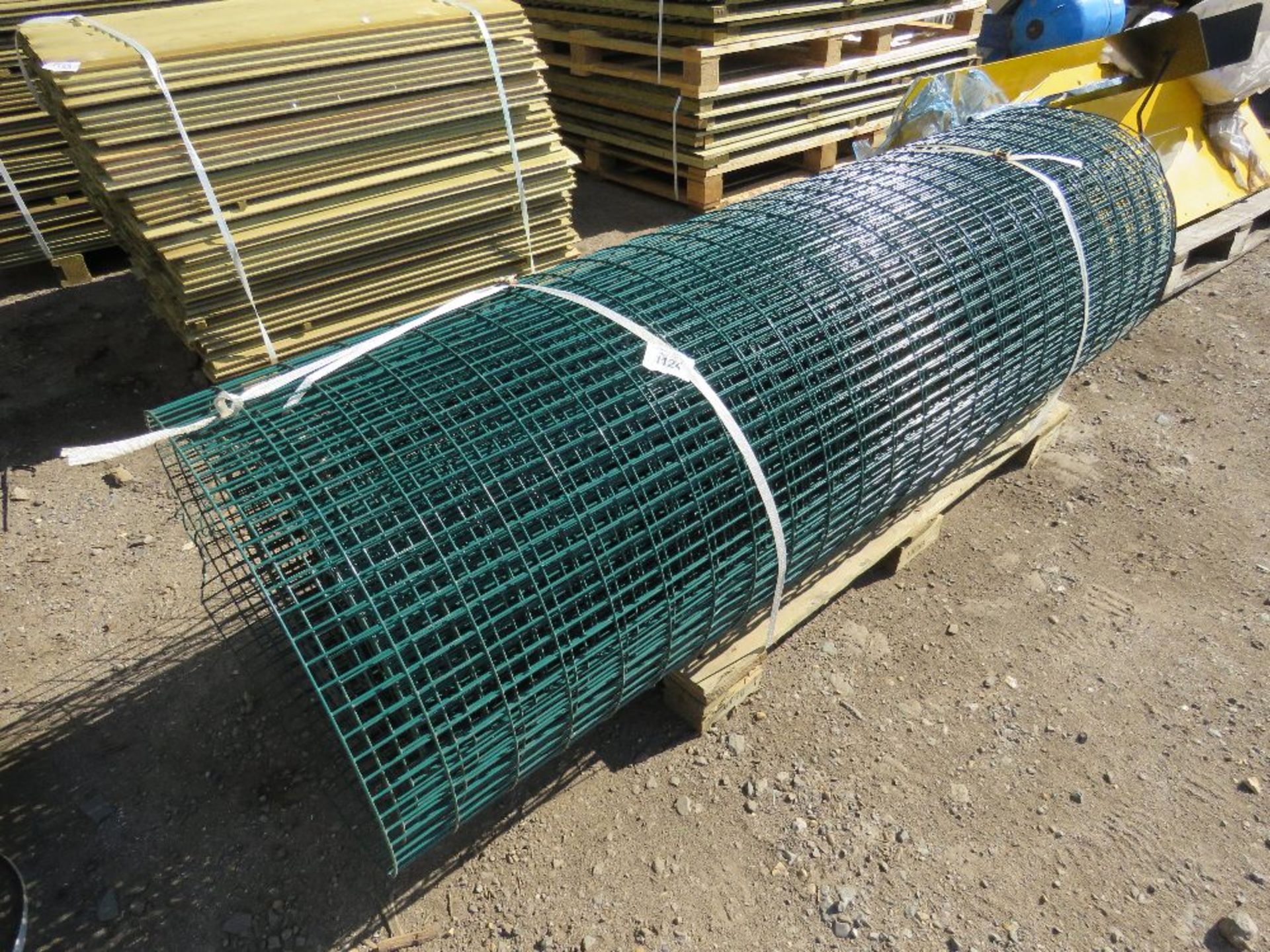 ROLL OF GREEN WIRE FENCE NETTING. 5FT6" APPROX.