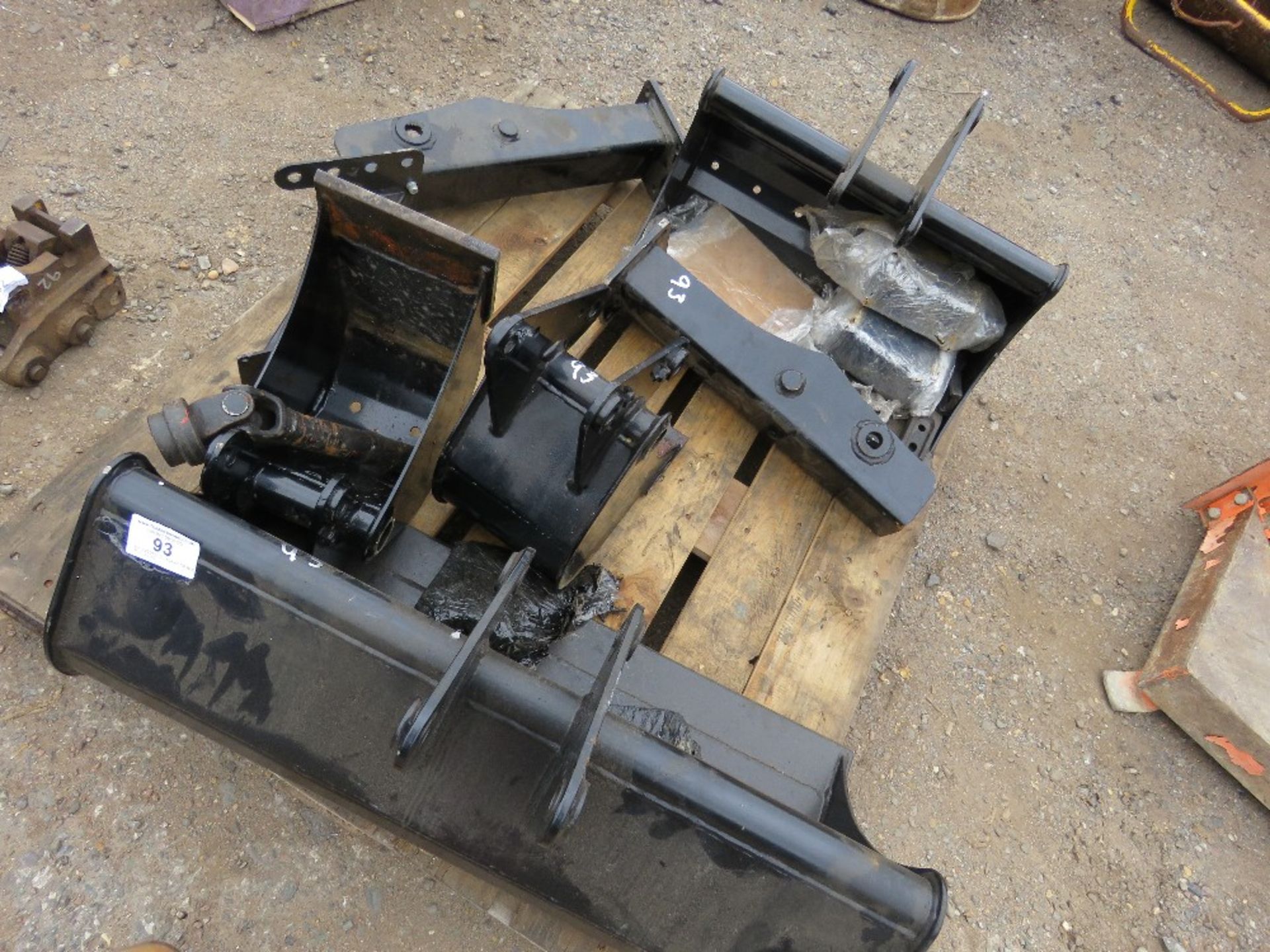 4 X ASSORTED EXCAVATOR BUCKETS PLUS BRACKETS ETC.