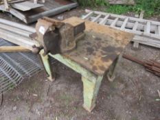 SMALL STEEL BENCH WITH VICE.