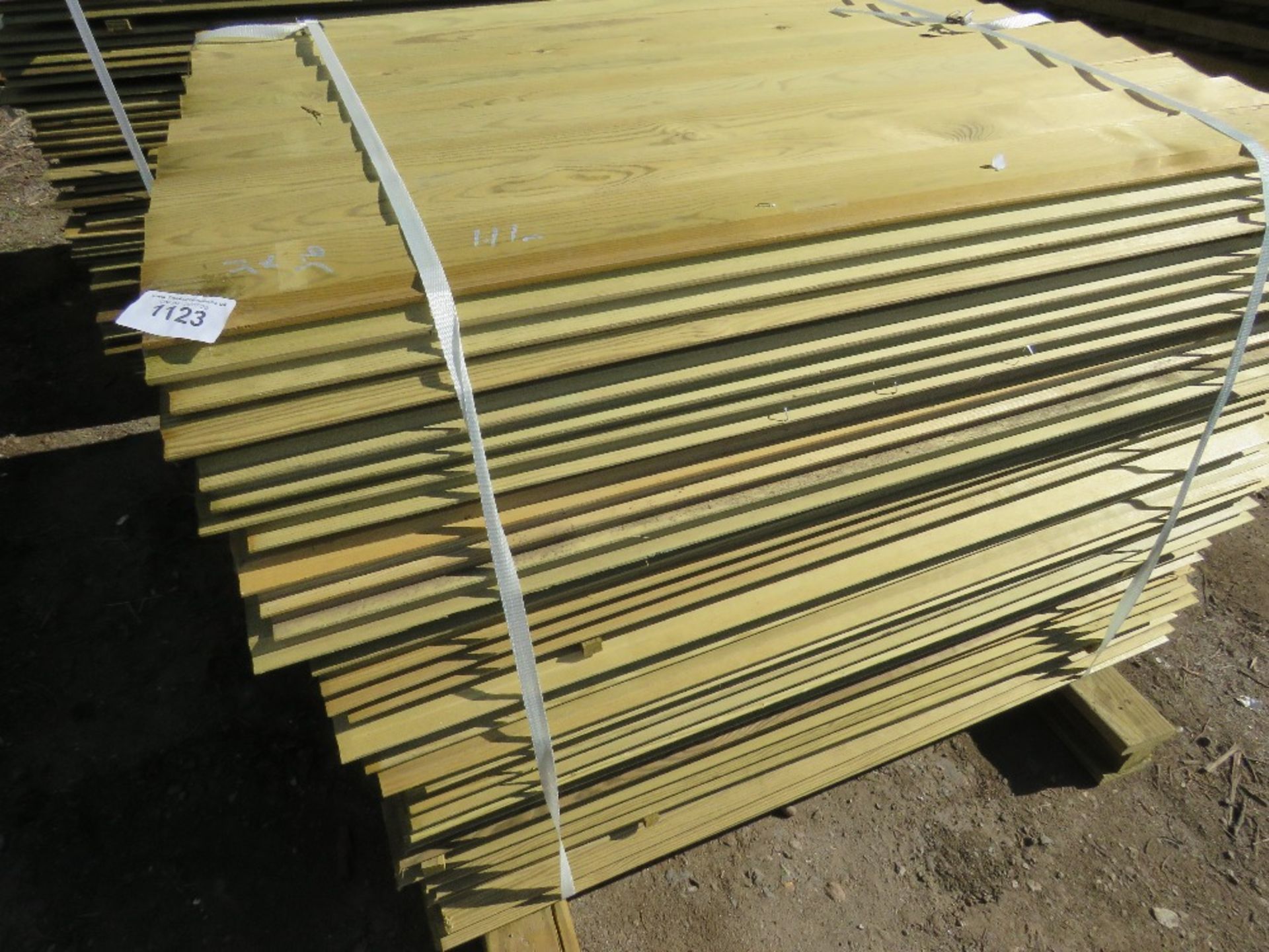 LARGE PALLET OF SHIPLAP TIMBER FENCE CLADDING. 1.11M X 9.5CM X 1.5CM APPROX. - Image 3 of 3