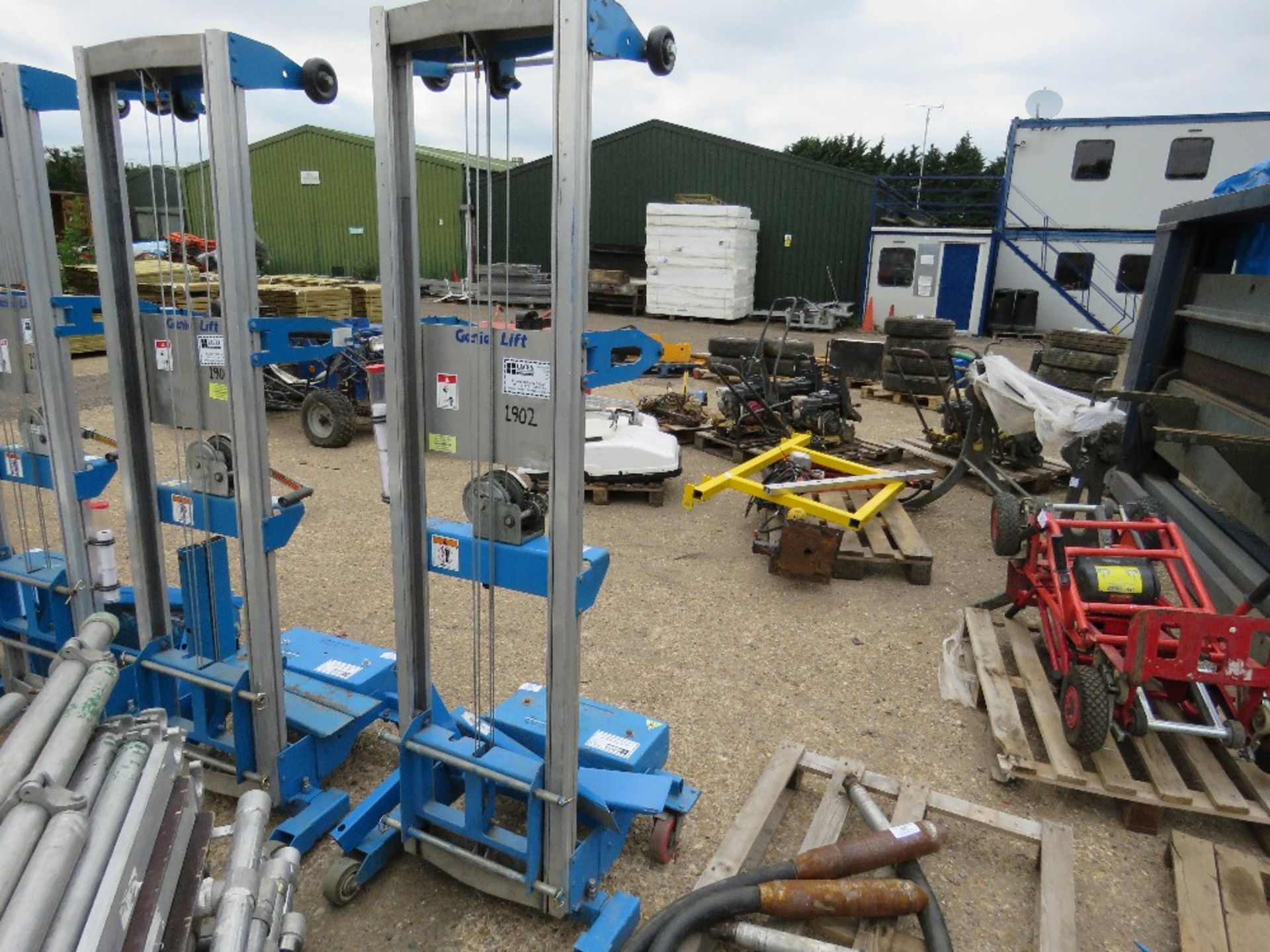 GENIE GL10 MATERIAL LIFT, YEAR 2008. DIRECT FROM LOCAL COMPANY DUE TO DEPOT CLOSURE - Image 2 of 4