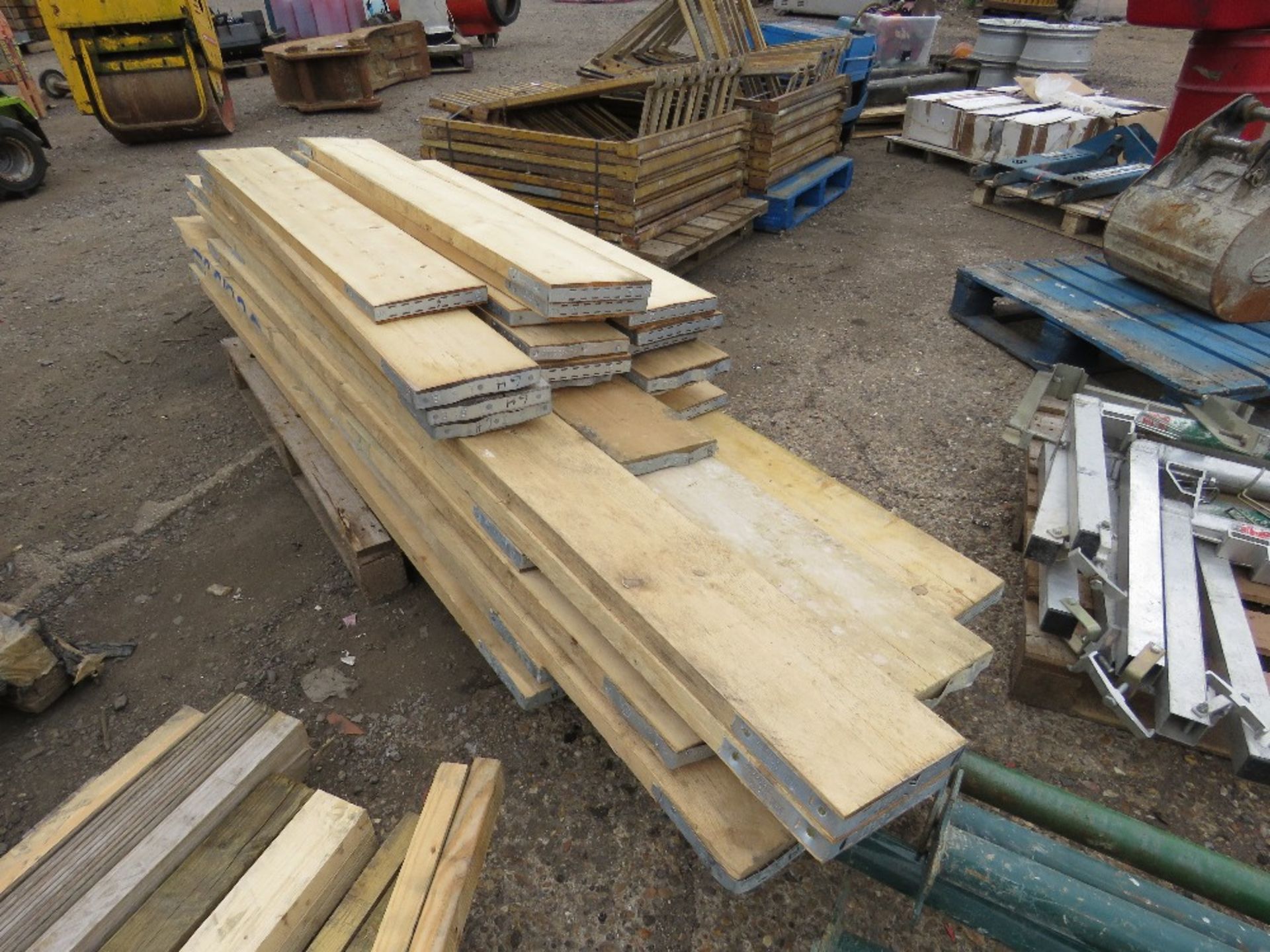 PALLET OF MIXED LENGTH SCAFFOLD BOARDS, 4FT6" TO 10FT APPROX. - Image 2 of 3