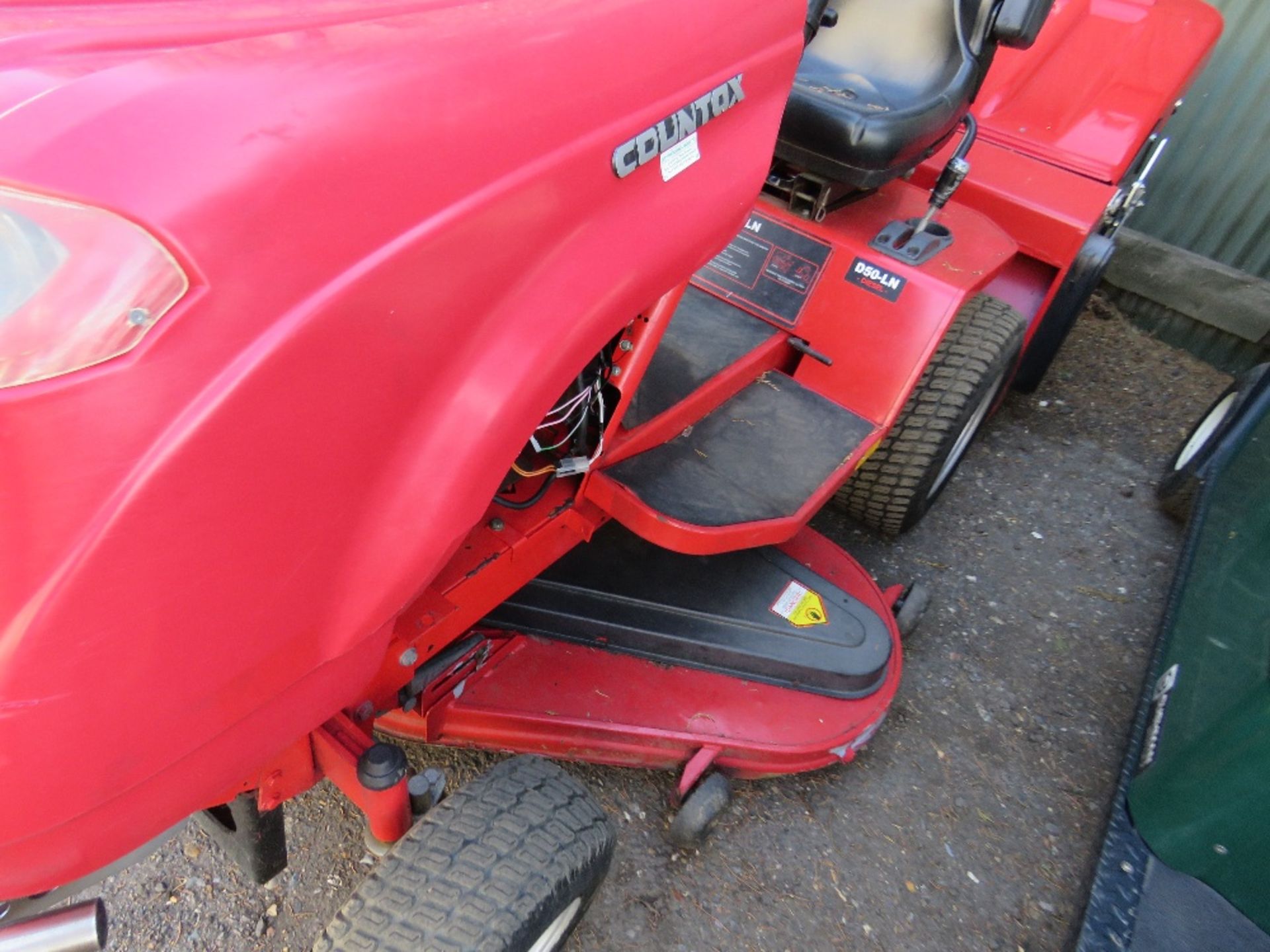 COUNTAX D50-LN DIESEL RIDE ON MOWER. WITH POWER TIP COLLECTOR. WHNE TESTED WAS SEEN TO RUN, DRIVE, - Image 3 of 6