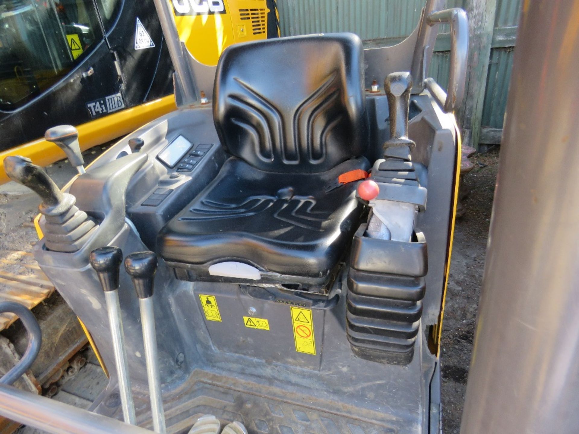 VOLVO EC15D MINI EXCAVATOR DIGGER. YEAR 2015. 1526 REC HRS. RECENT BUSHES CHANGES. SN:VCE0C15DC00001 - Image 6 of 10