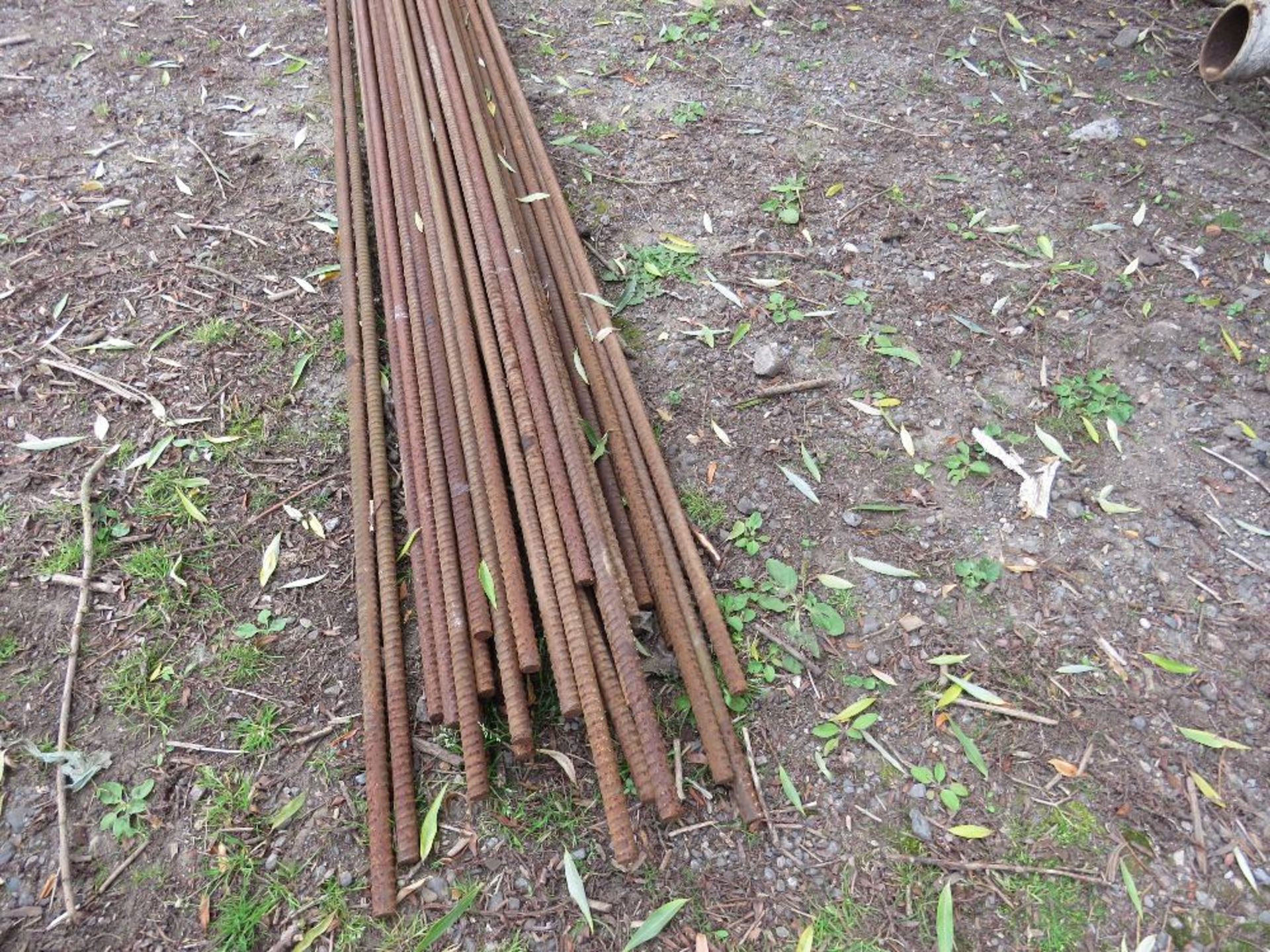 QUANTITY OF FORM WORK BARS AND ACCESSORY ITEMS TO INCLUDE REINFORCING BAR, WHIRLIES AND PLATES ETC. - Image 5 of 7
