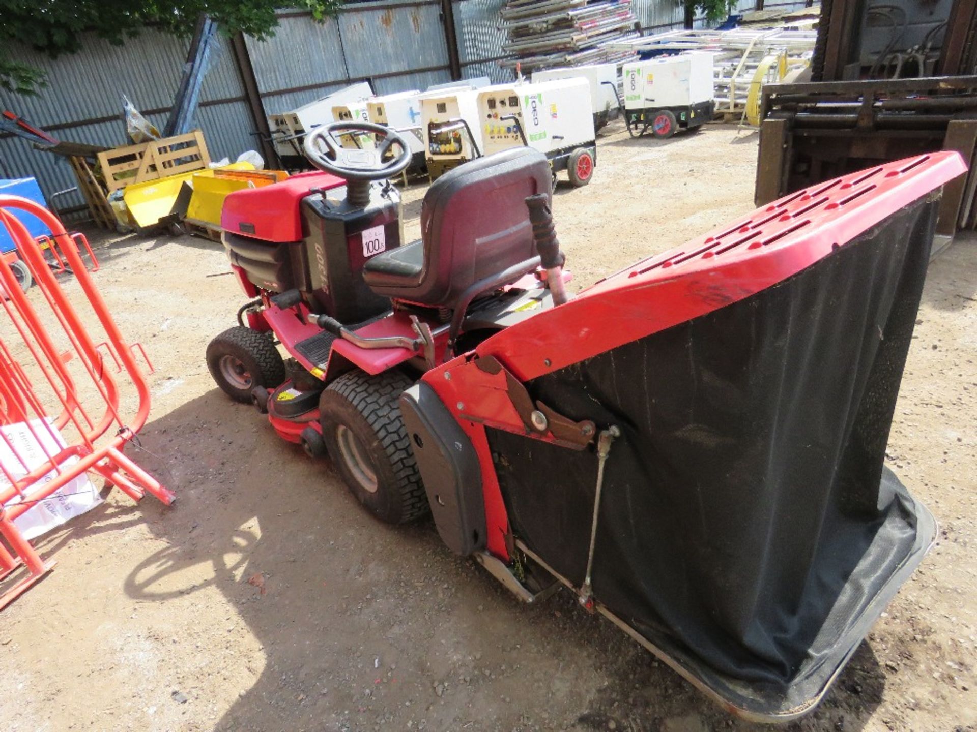 WESTWOOD S1300 RIDE ON MOWER WITH COLLECTOR. HYDROSTATIC DRIVE. WHEN TESTED WAS SEEN TO DRIVE AND MO - Image 3 of 5