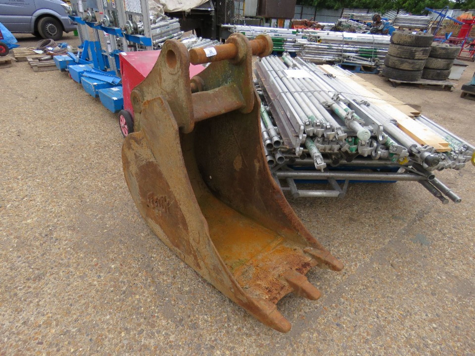Geith 2ft toothed excavator bucket on 70mm pins, previously used on 18tonne Hyundai machine