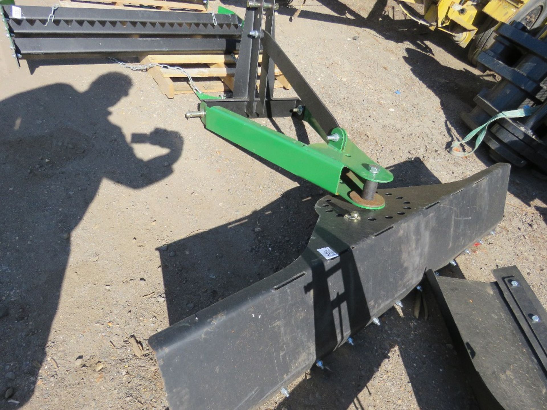 TRACTOR MOUNTED SCRAPER BLADE WITH RUBBER EDGE. 6FT WIDE APPROX. - Image 3 of 3