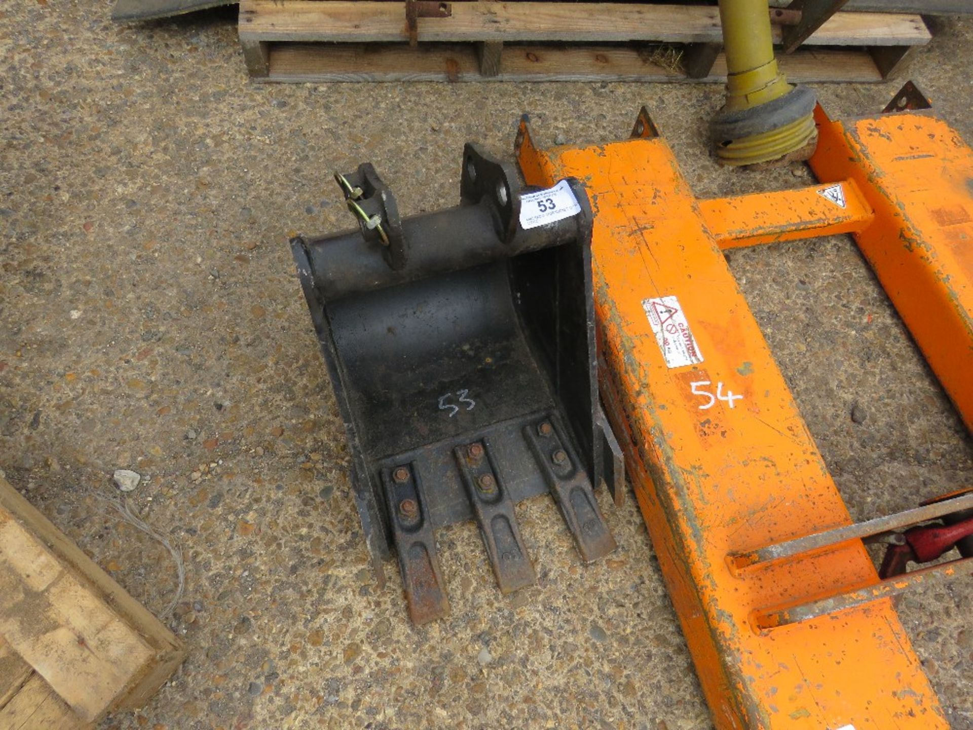 MINI EXCAVATOR BUCKET 12" WIDTH, LITTLE USED. 25MM PINS. DIRECT FROM LOCAL COMPANY DUE TO DEPOT CLOS