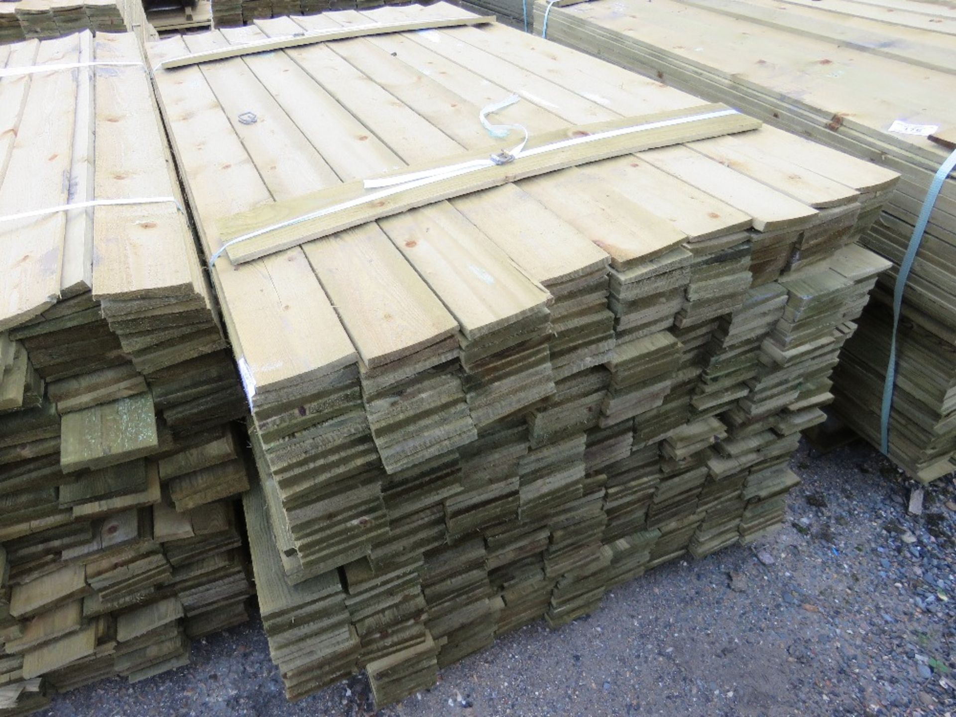 PACK OF FEATHER EDGE CLADDING TIMBER. 1.65 METRES LENGTH X 10CM WIDE.