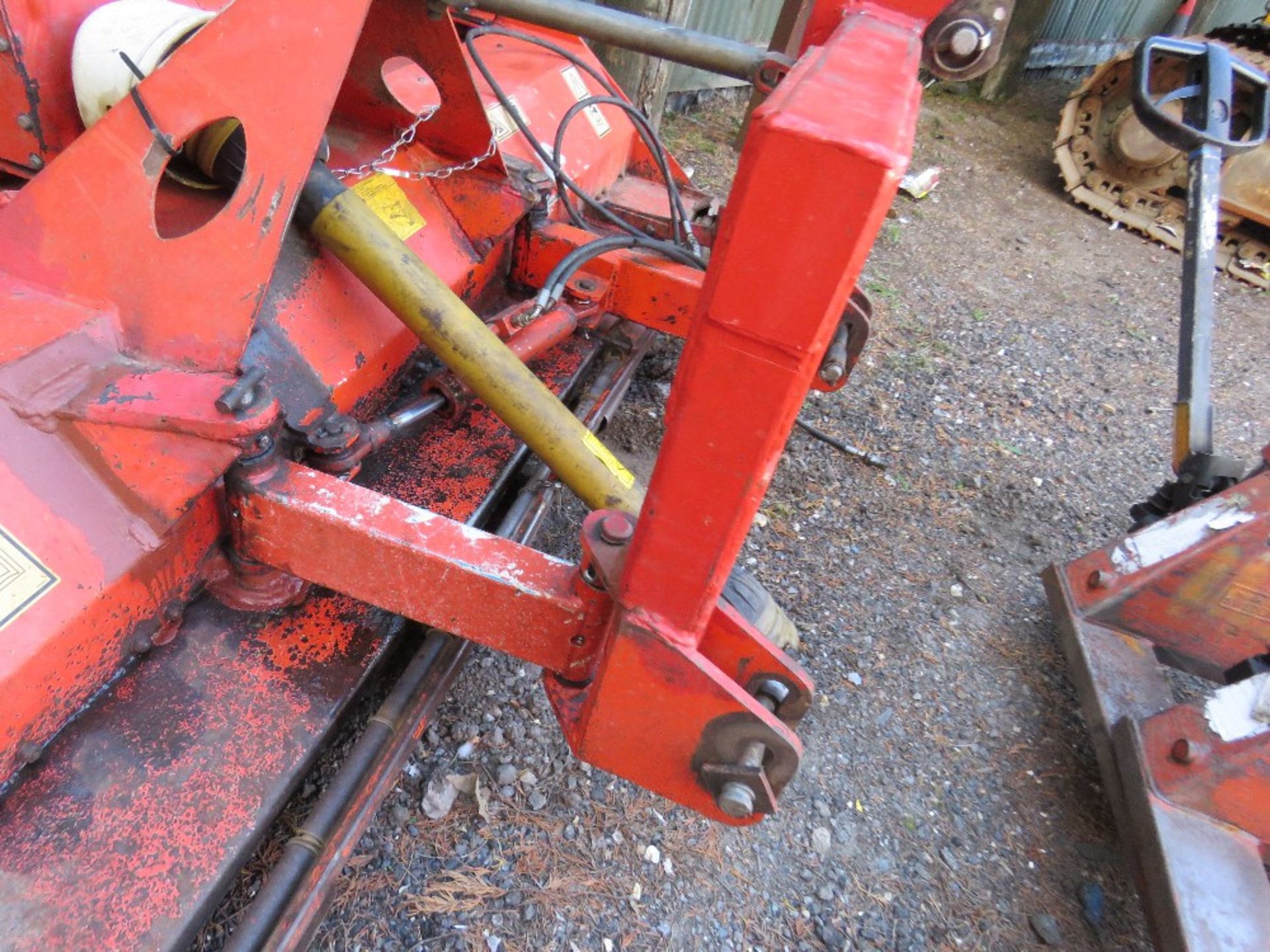 KUHN WM0305 FLAIL MOWER FOR TRACTOR. HYDRAULIC OFFSET. 10FT WIDE APPROX. CONDITION UNKNOWN. - Image 4 of 10