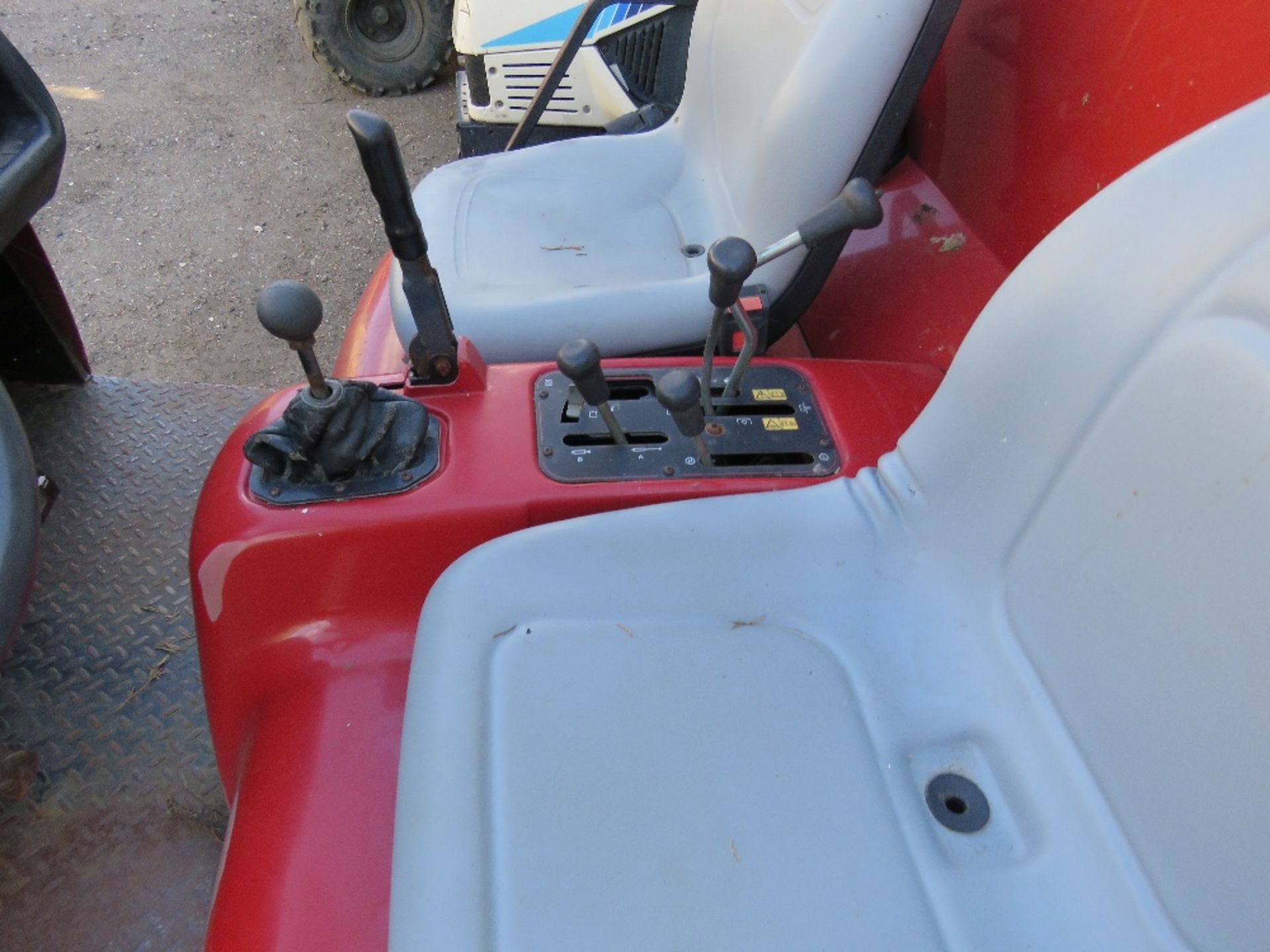 TORO WORMAN 2WD UTILITY VEHICLE. YEAR 2003 APPROX. WHEN TESTED WAS SEEN TO DRIVE, STEER AND BRAKE AN - Image 5 of 6