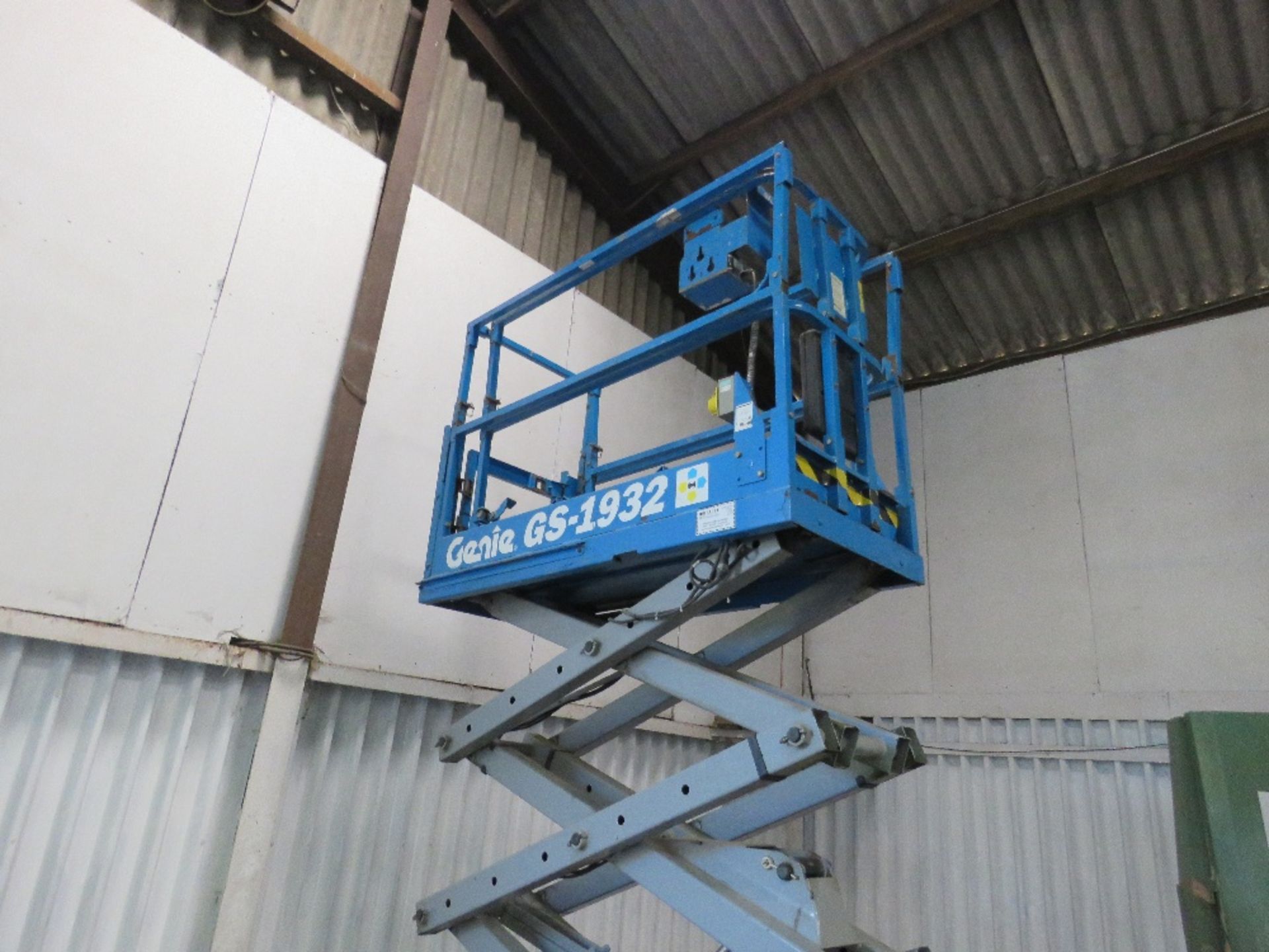 GENIE GS1932 SCISSOR LIFT ACCESS PLATFORM. YEAR 2008. 98 RECORDED HOURS. WHEN TESTED WAS SEEN TO DR - Image 2 of 5