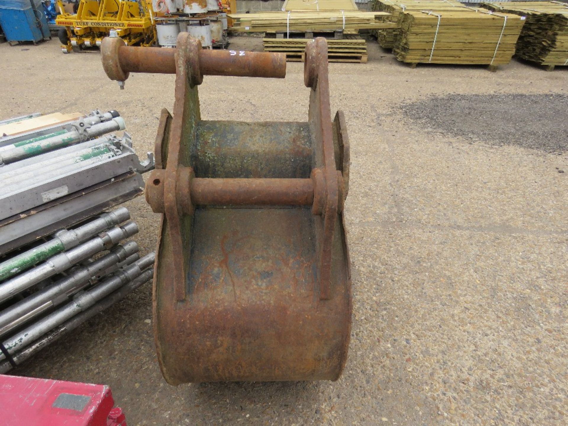 Geith 2ft toothed excavator bucket on 70mm pins, previously used on 18tonne Hyundai machine - Image 2 of 2