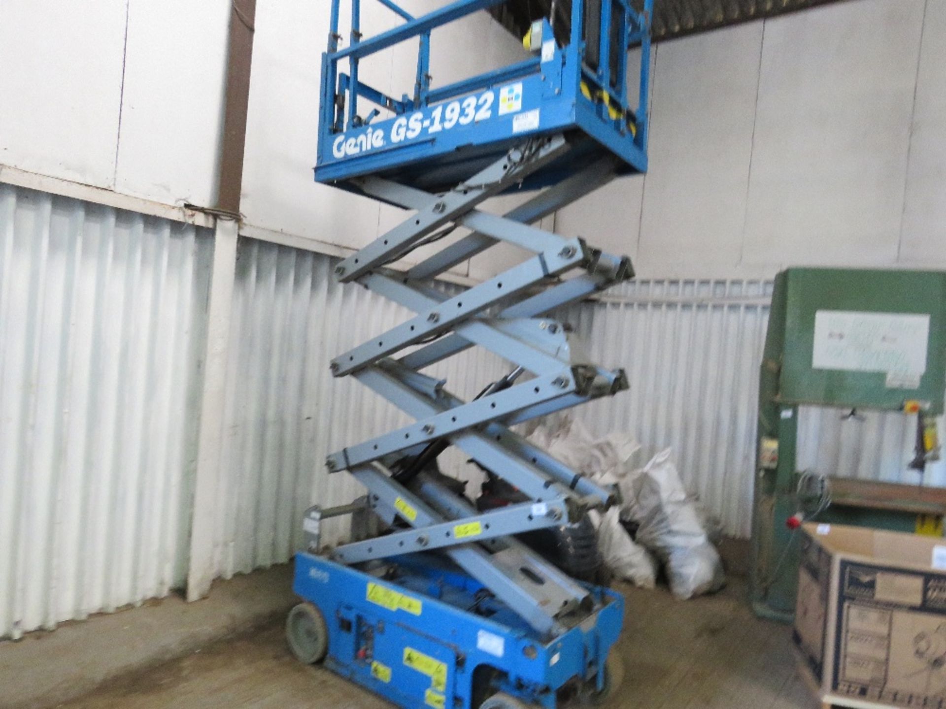 GENIE GS1932 SCISSOR LIFT ACCESS PLATFORM. YEAR 2008. 98 RECORDED HOURS. WHEN TESTED WAS SEEN TO DR