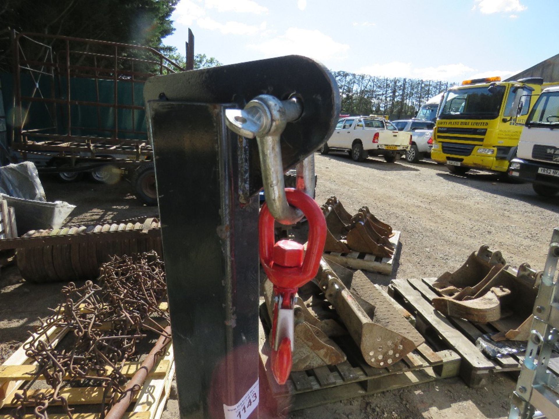TRACTOR 3 POINT LINKAGE MOUNTED HOOK CRANE ATTACHMENT. - Image 2 of 3