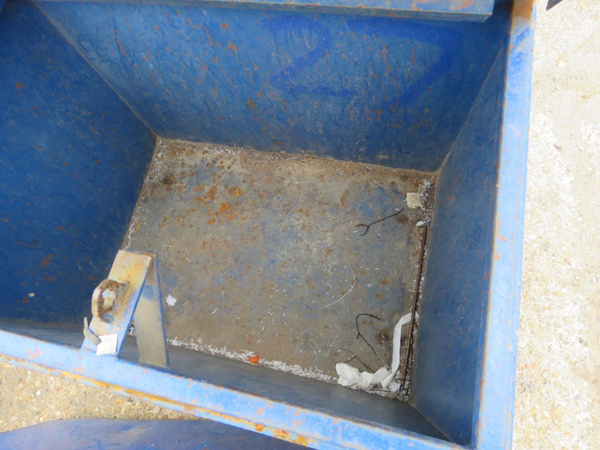 HEAVY DUTY STEEL TOOL BOX. REQUIRES PADLOCKED..UNLOCKED. DIRECT FROM LOCAL COMPANY DUE TO DEPOT CLOS - Image 2 of 2