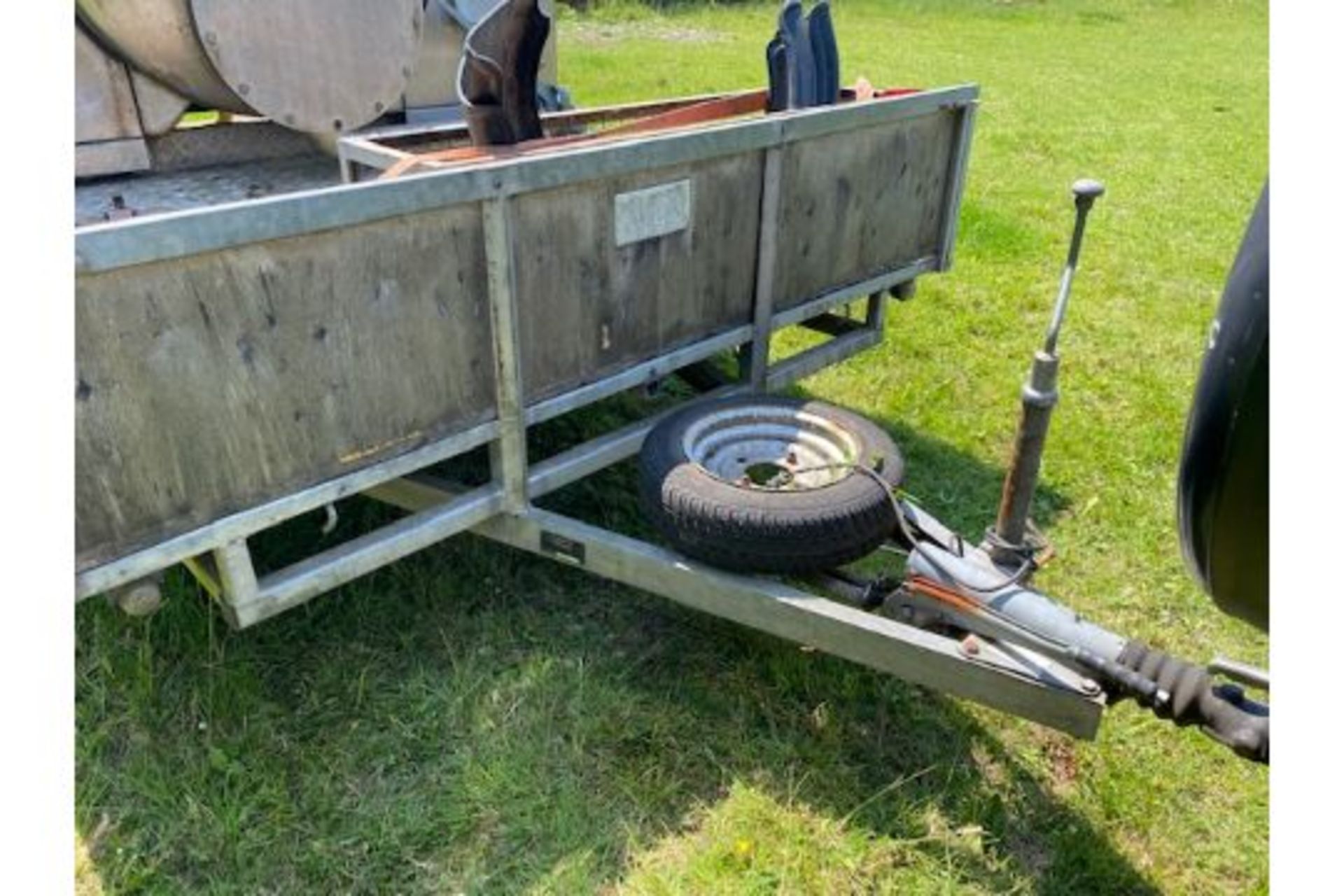 CAMBRIDGE TRAILERS TWIN AXLED PLANT TRAILER, 13FT BED APPROX. (CONTENTS SHOWN NOT INCLUDED) ITEM LOC - Image 3 of 4