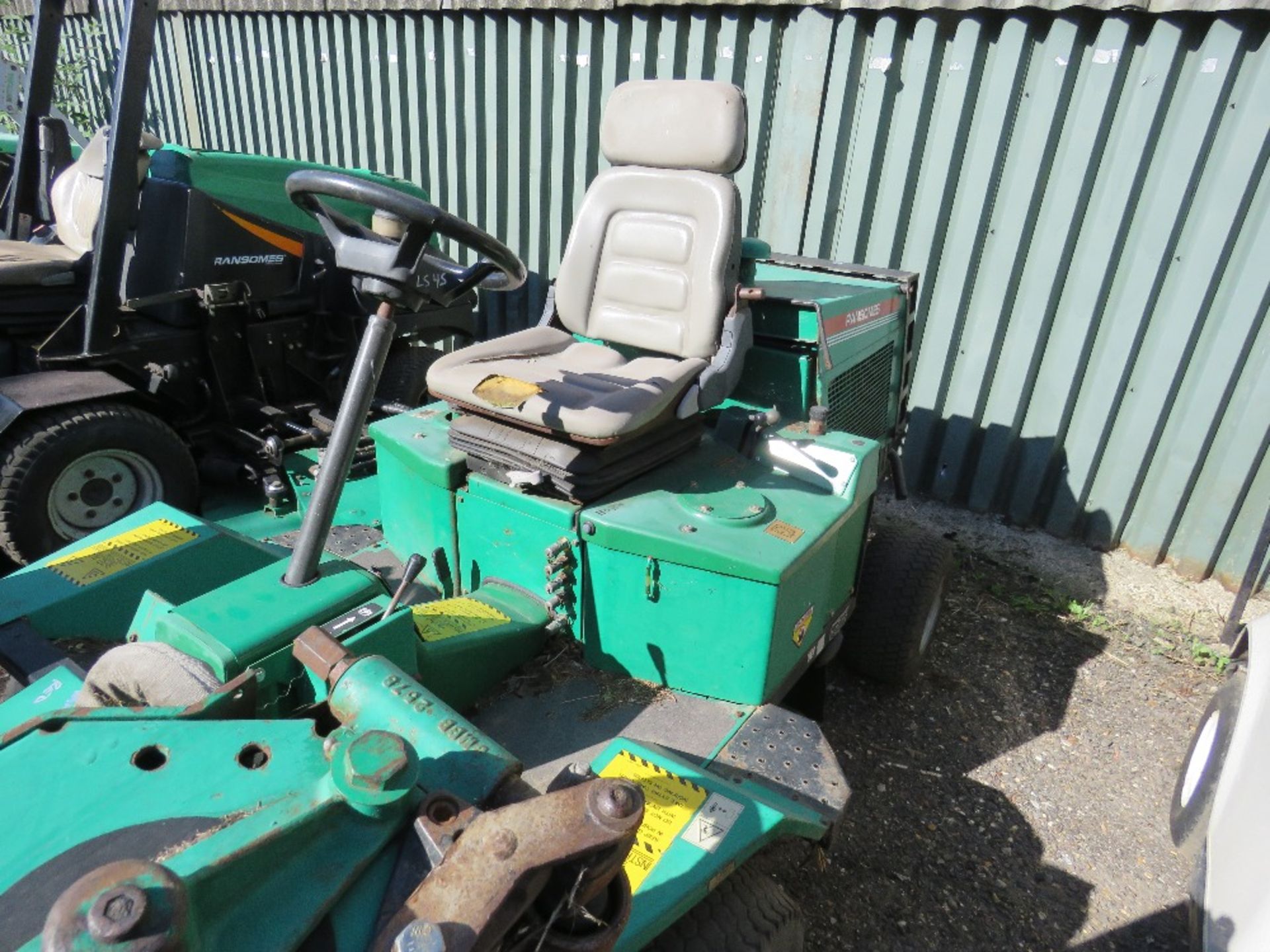 RANSOMES 213 RIDE ON TRIPLE MOWER. WHEN TESTED WAS SEEN TO DRIVE AND MOWERS TURNED. - Image 4 of 4