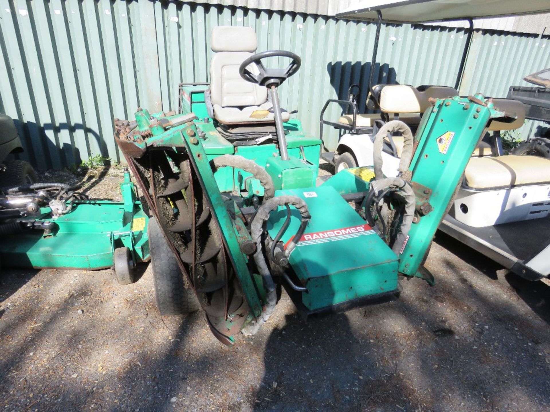 RANSOMES 213 RIDE ON TRIPLE MOWER. WHEN TESTED WAS SEEN TO DRIVE AND MOWERS TURNED.