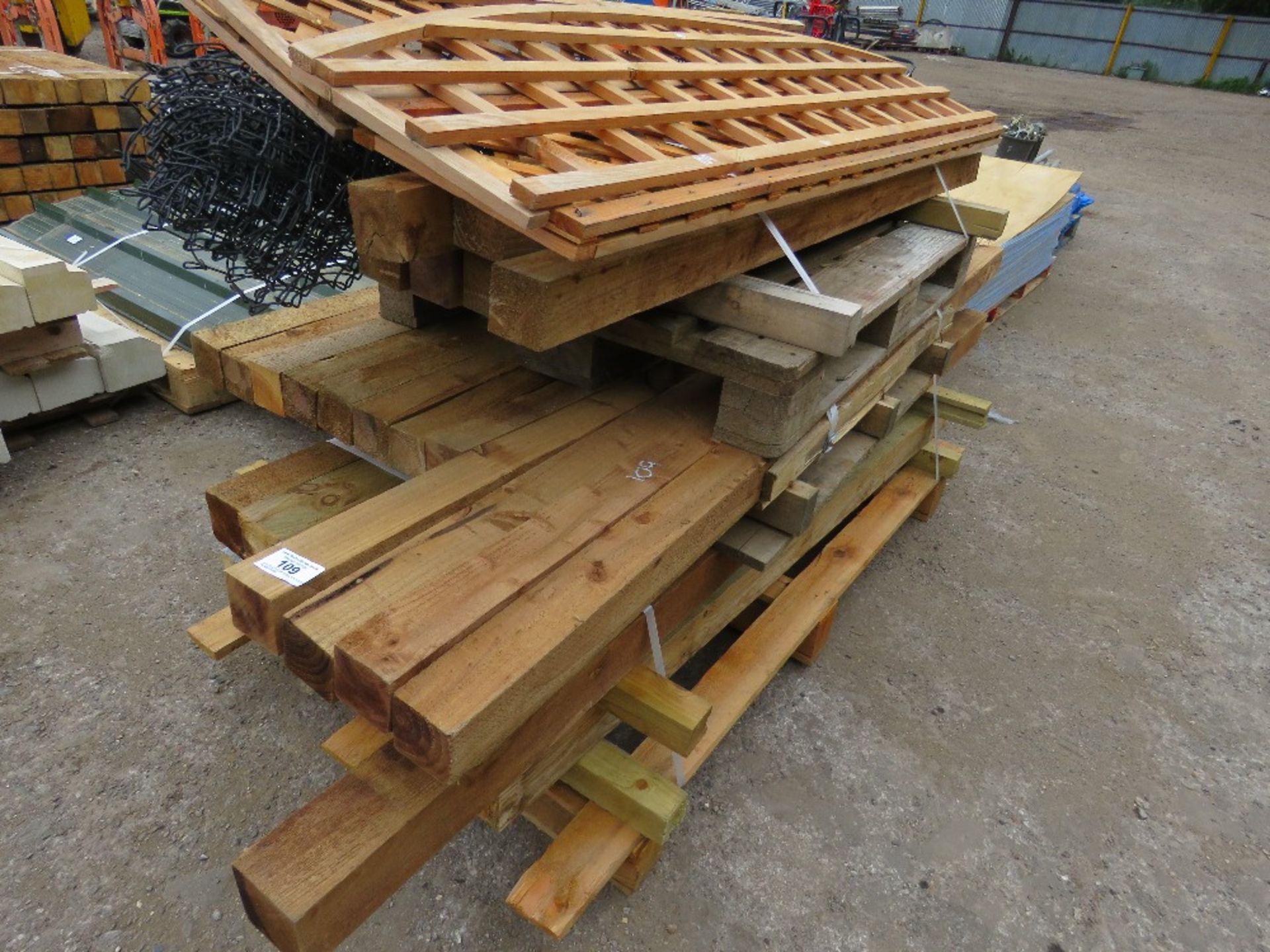 3 X PALLETS OF WOODEN POSTS, FENCE WIRE, TRELLIS ETC. - Image 3 of 4