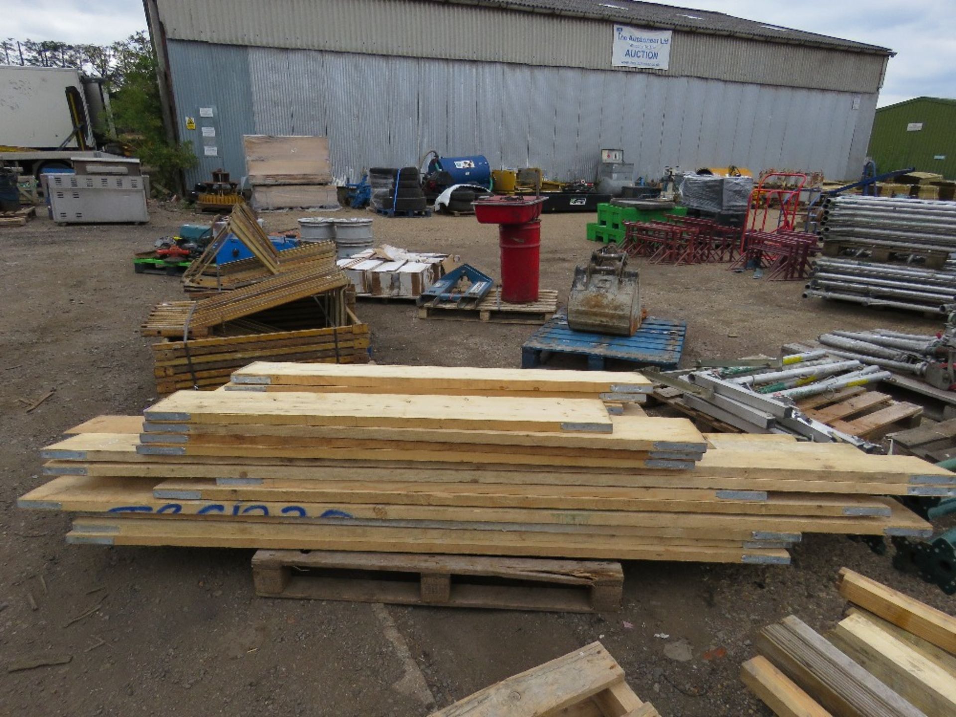 PALLET OF MIXED LENGTH SCAFFOLD BOARDS, 4FT6" TO 10FT APPROX. - Image 3 of 3