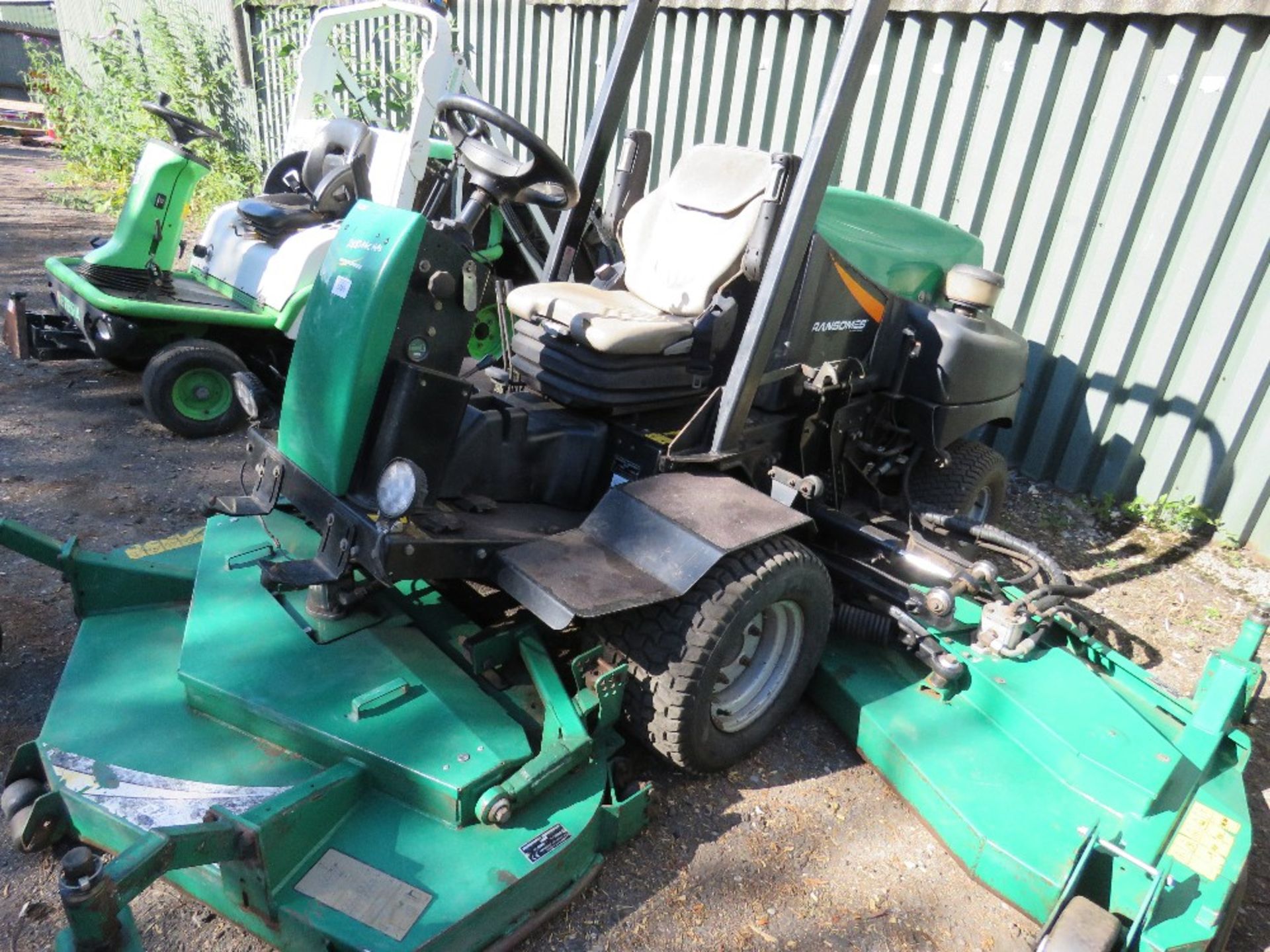 RANSOMES HR6010RAN BATWING RIDE ON MOWER. SN:EA000862 REC HRS. 2883 REC HRS. WHEN TESTED WAS SEEN T - Image 3 of 3