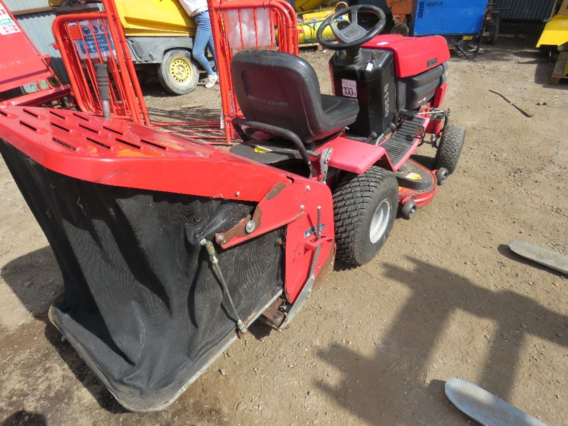 WESTWOOD S1300 RIDE ON MOWER WITH COLLECTOR. HYDROSTATIC DRIVE. WHEN TESTED WAS SEEN TO DRIVE AND MO - Image 2 of 5