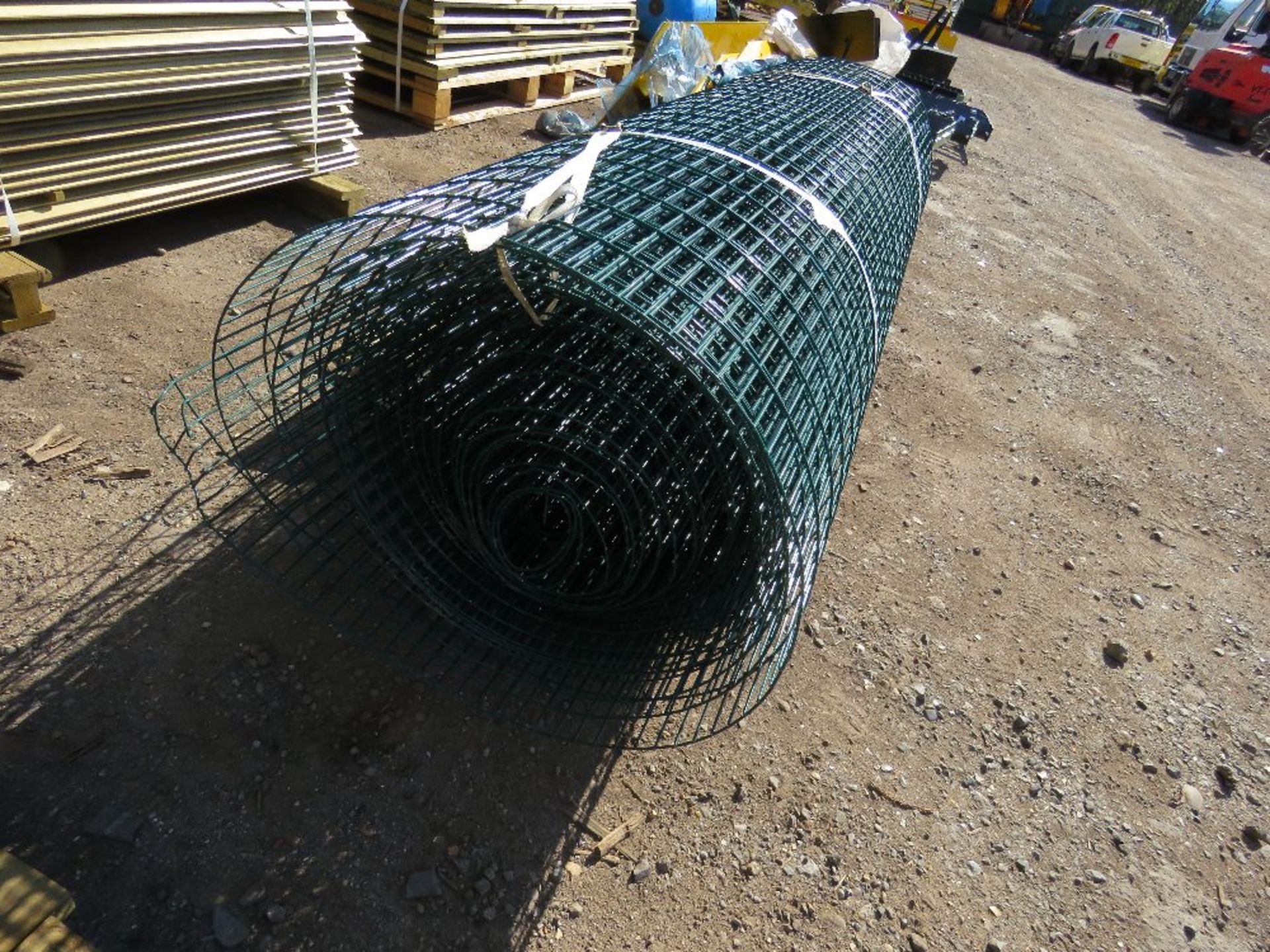 ROLL OF GREEN WIRE FENCE NETTING. 5FT6" APPROX. - Image 2 of 3