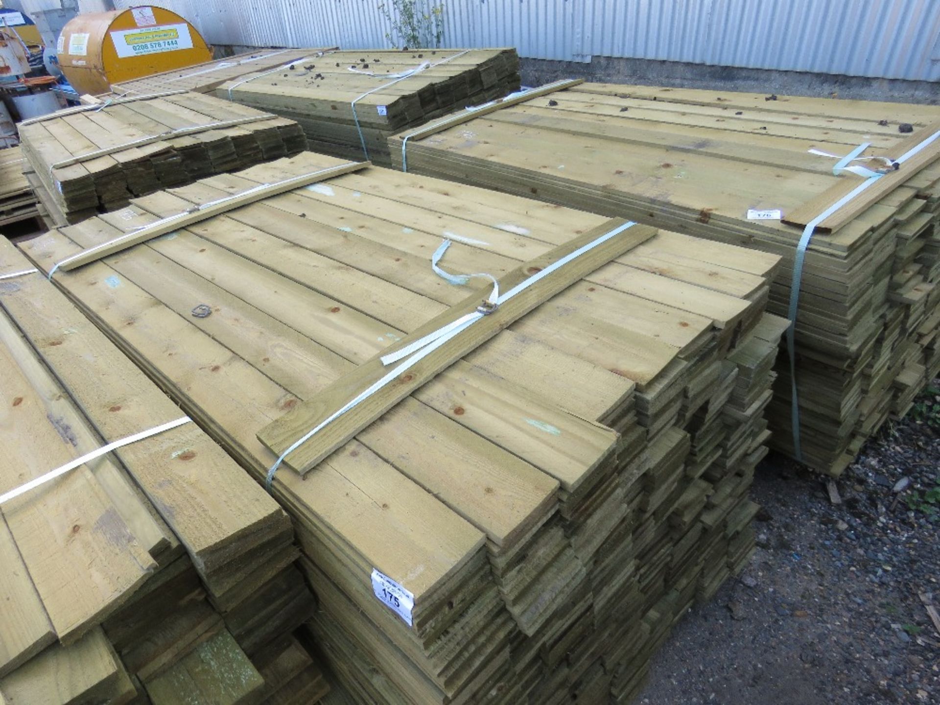 PACK OF FEATHER EDGE CLADDING TIMBER. 1.65 METRES LENGTH X 10CM WIDE. - Image 2 of 2