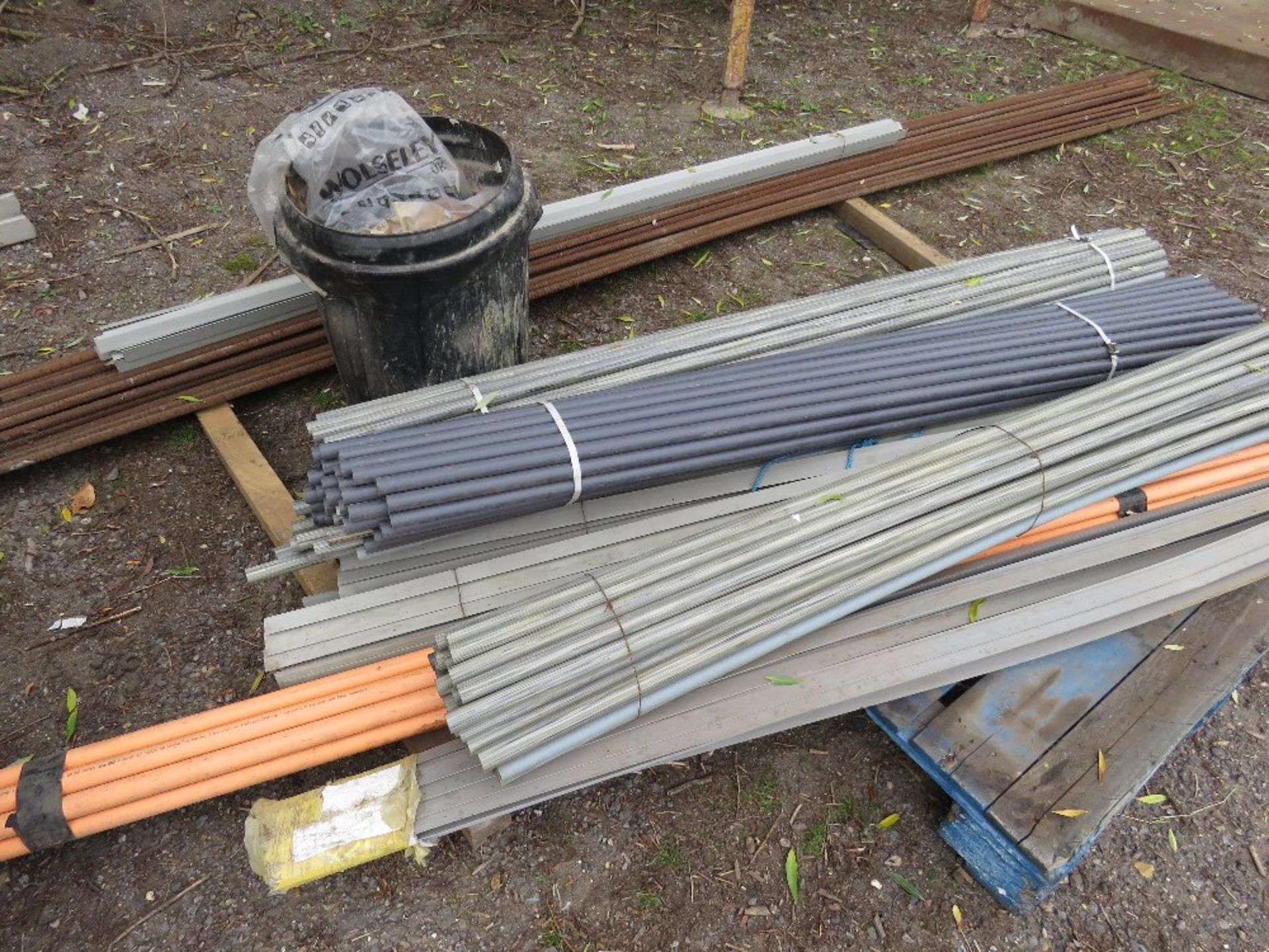 QUANTITY OF FORM WORK BARS AND ACCESSORY ITEMS TO INCLUDE REINFORCING BAR, WHIRLIES AND PLATES ETC. - Image 3 of 7