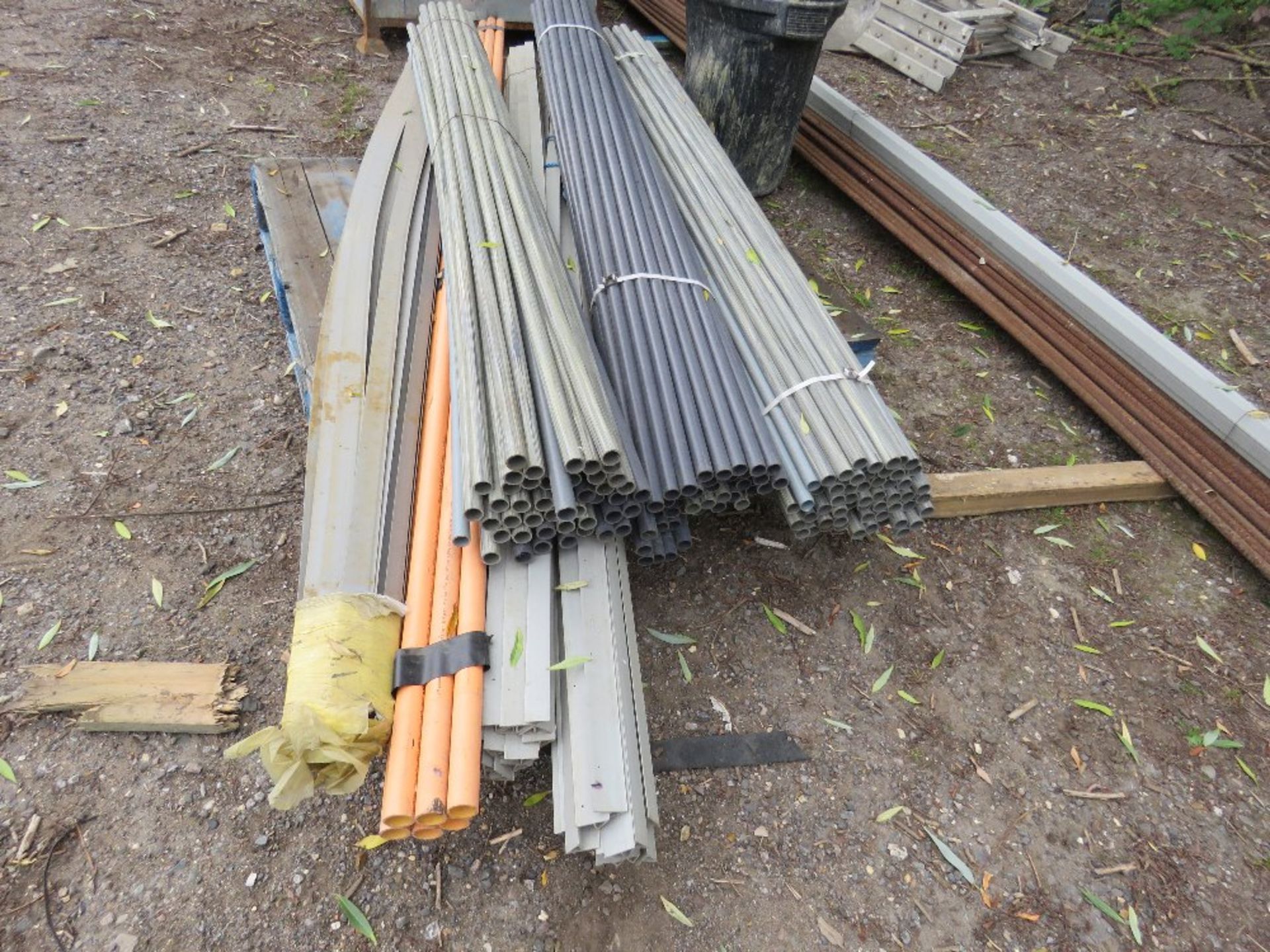 QUANTITY OF FORM WORK BARS AND ACCESSORY ITEMS TO INCLUDE REINFORCING BAR, WHIRLIES AND PLATES ETC. - Image 4 of 7