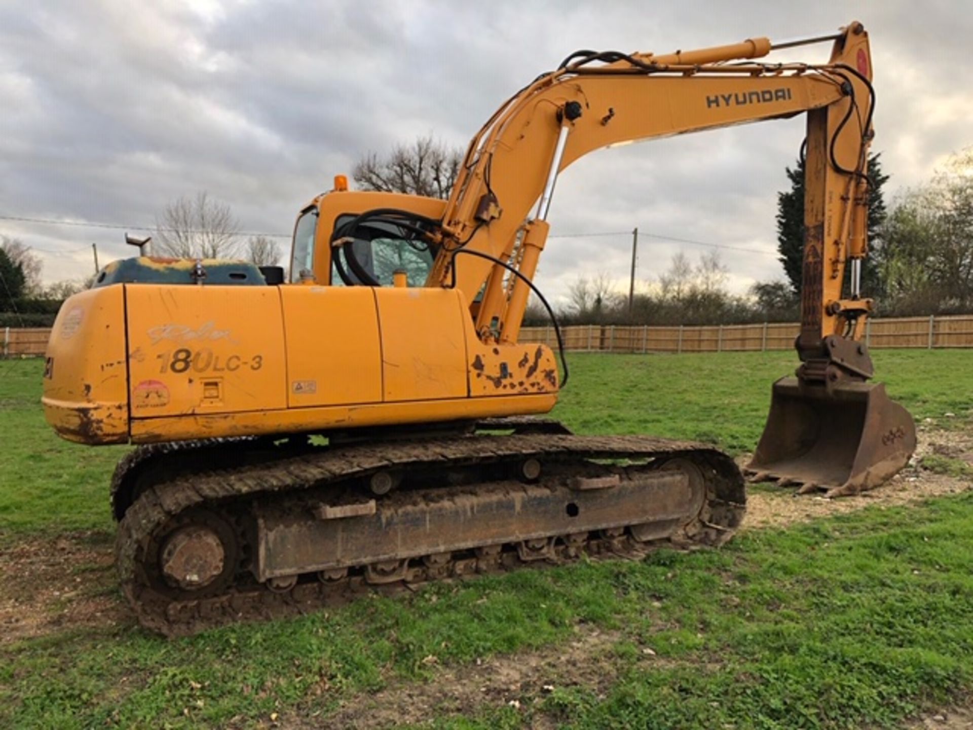 HYUNDAI 180 LC-3 ROBEX 18 TONNE EXCAVATOR. YEAR 1998 APPROX. WHEN TESTED WAS SEEN TO DRIVE, SLEW, AN