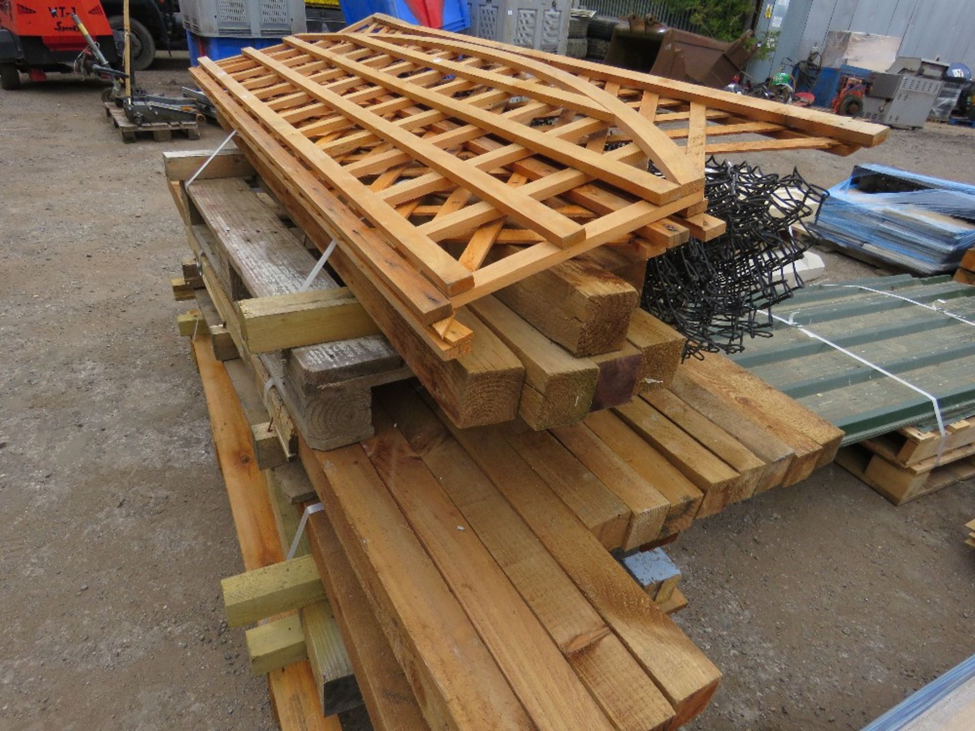 3 X PALLETS OF WOODEN POSTS, FENCE WIRE, TRELLIS ETC. - Image 4 of 4