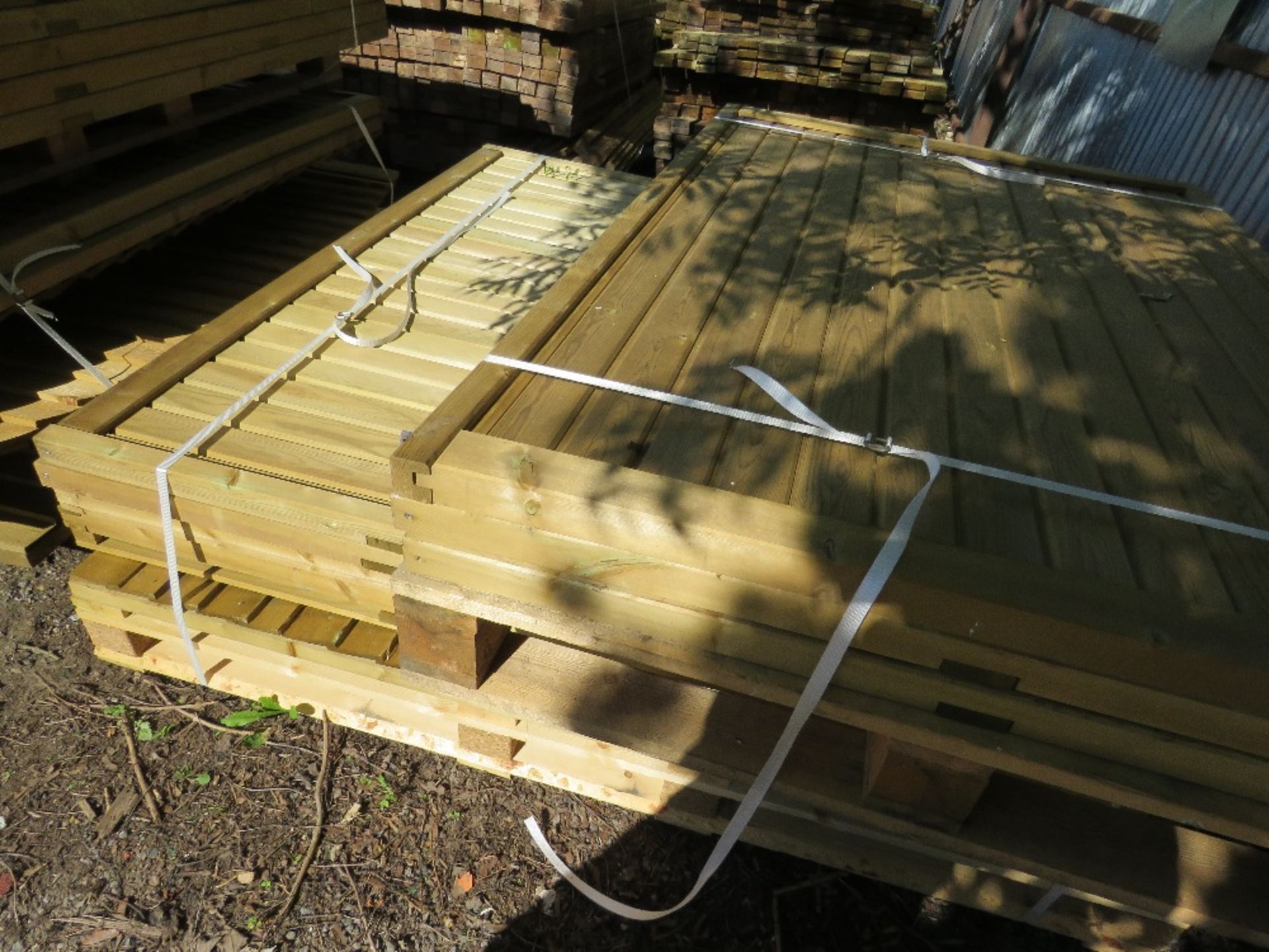 10 X MIXED FENCING PANELS. 3 @ 4FT X 6FT AND 7 @ 6FT X 6FT APPROX.