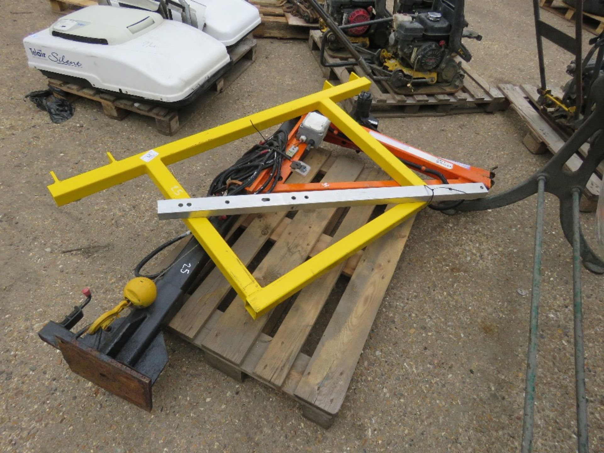 PENNY HYDRAULICS SWING LIFT CRANE UNIT. 250KG RATED C/W SAFETY RAIL, EX COMPANY LIQUIDATION - Image 2 of 2