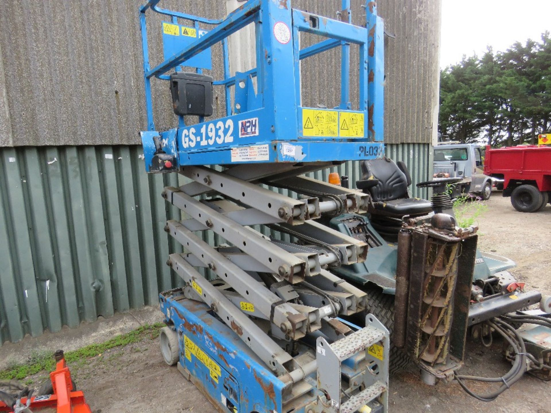 GENIE G51932 SCISSOR LIFT ACCESS PLATFORM. YEAR 2008. PN:PL033 WHEN TESTED WAS SEEN TO DRIVE, STEER,