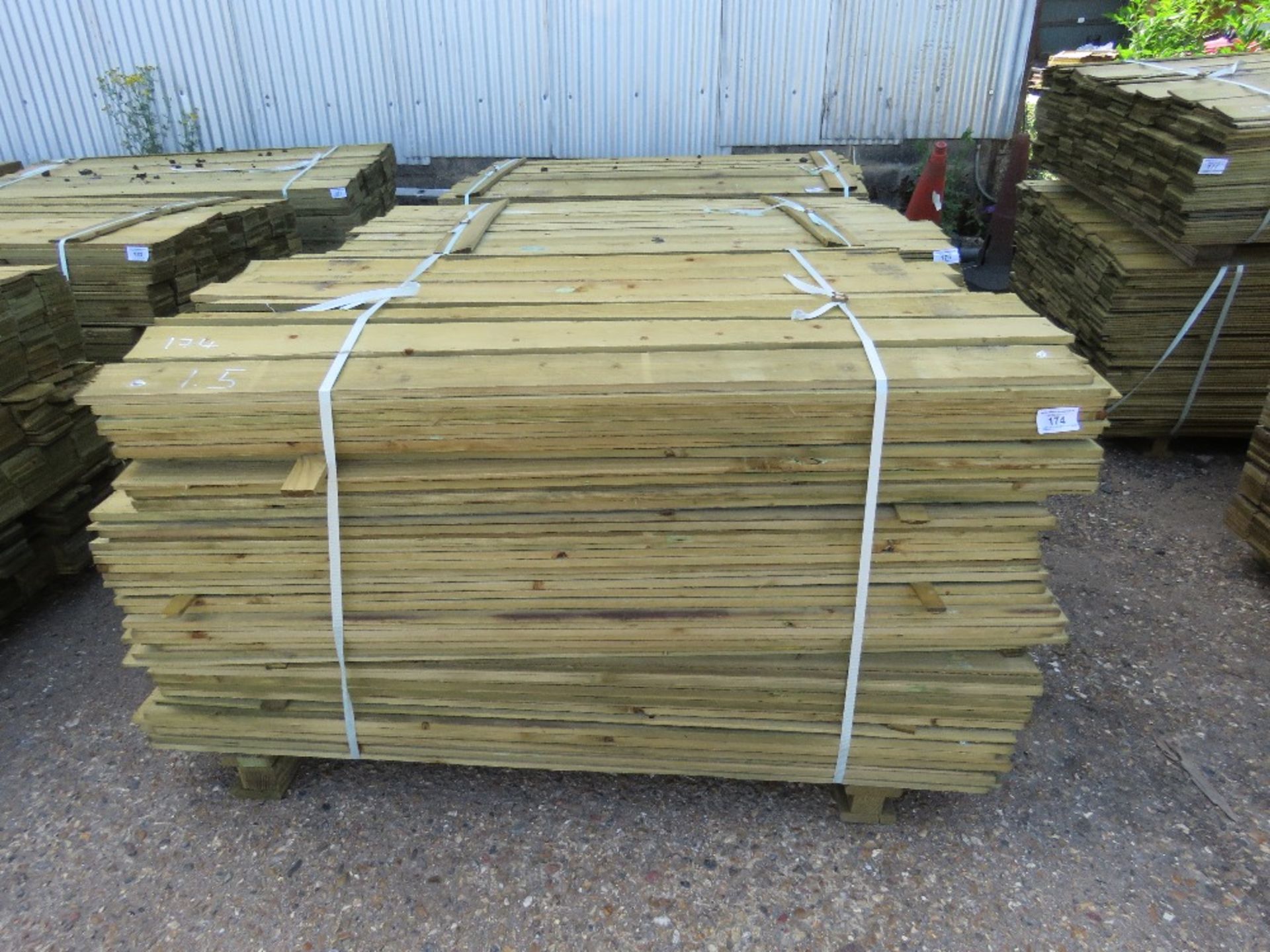 PACK OF FEATHER EDGE CLADDING TIMBER. 1.5 METRES LENGTH X 10CM WIDE. - Image 2 of 3