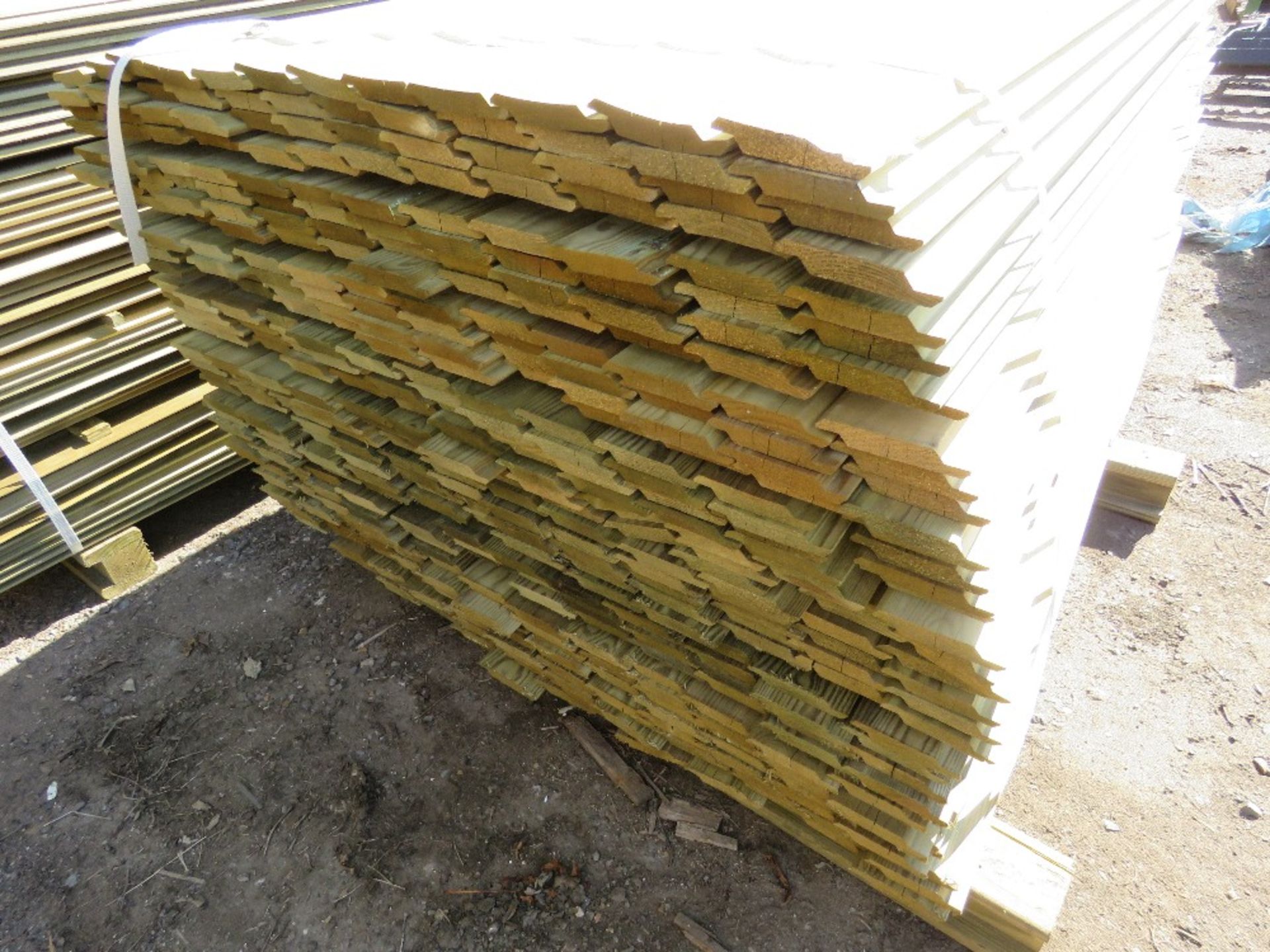 LARGE PALLET OF SHIPLAP TIMBER FENCE CLADDING. 1.11M X 9.5CM X 1.5CM APPROX. - Image 2 of 3