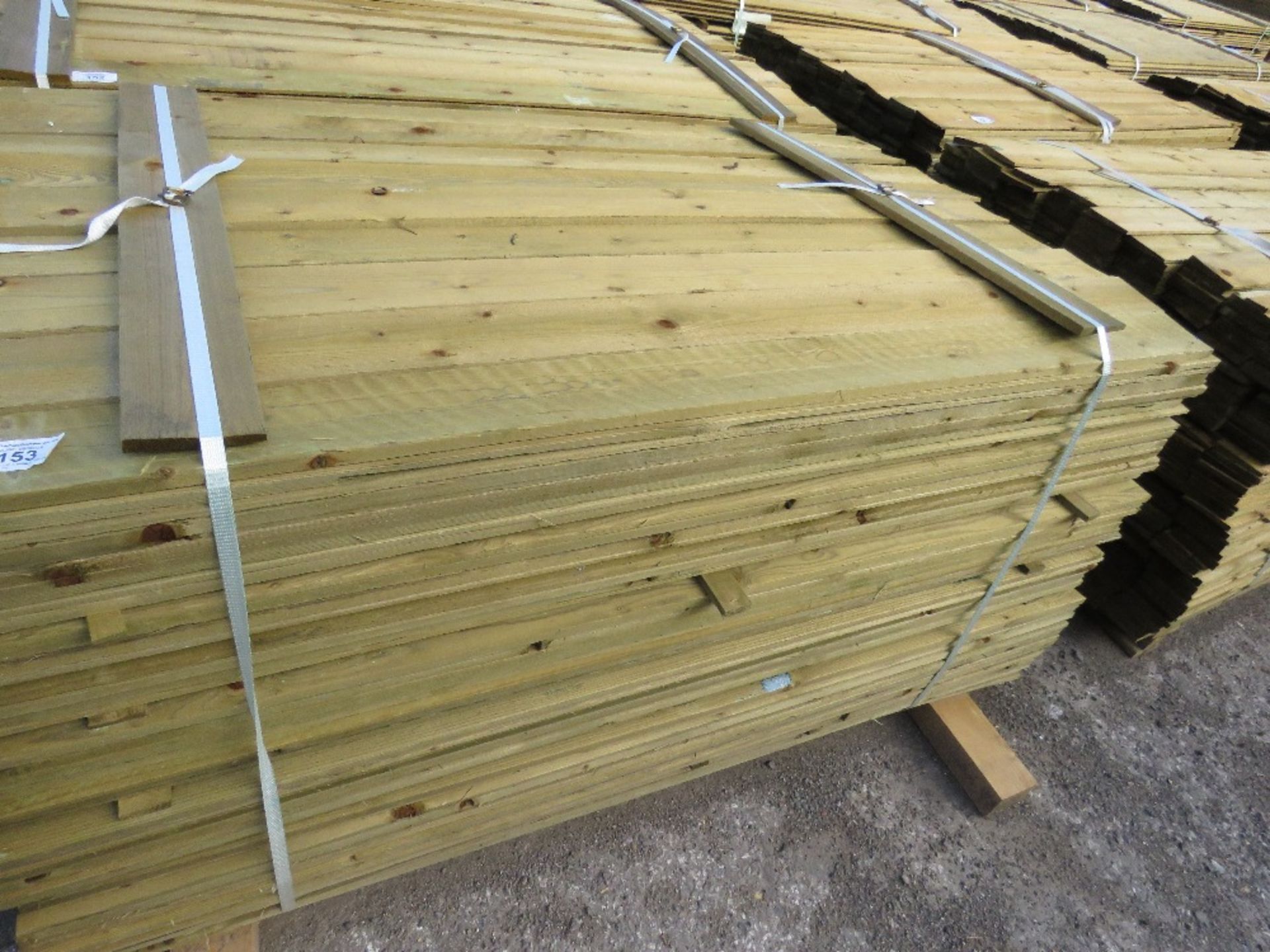 1 X PACK OF 1.65M X 10CM WIDE APPROX FEATHER EDGE TIMBER CLADDING - Image 3 of 3