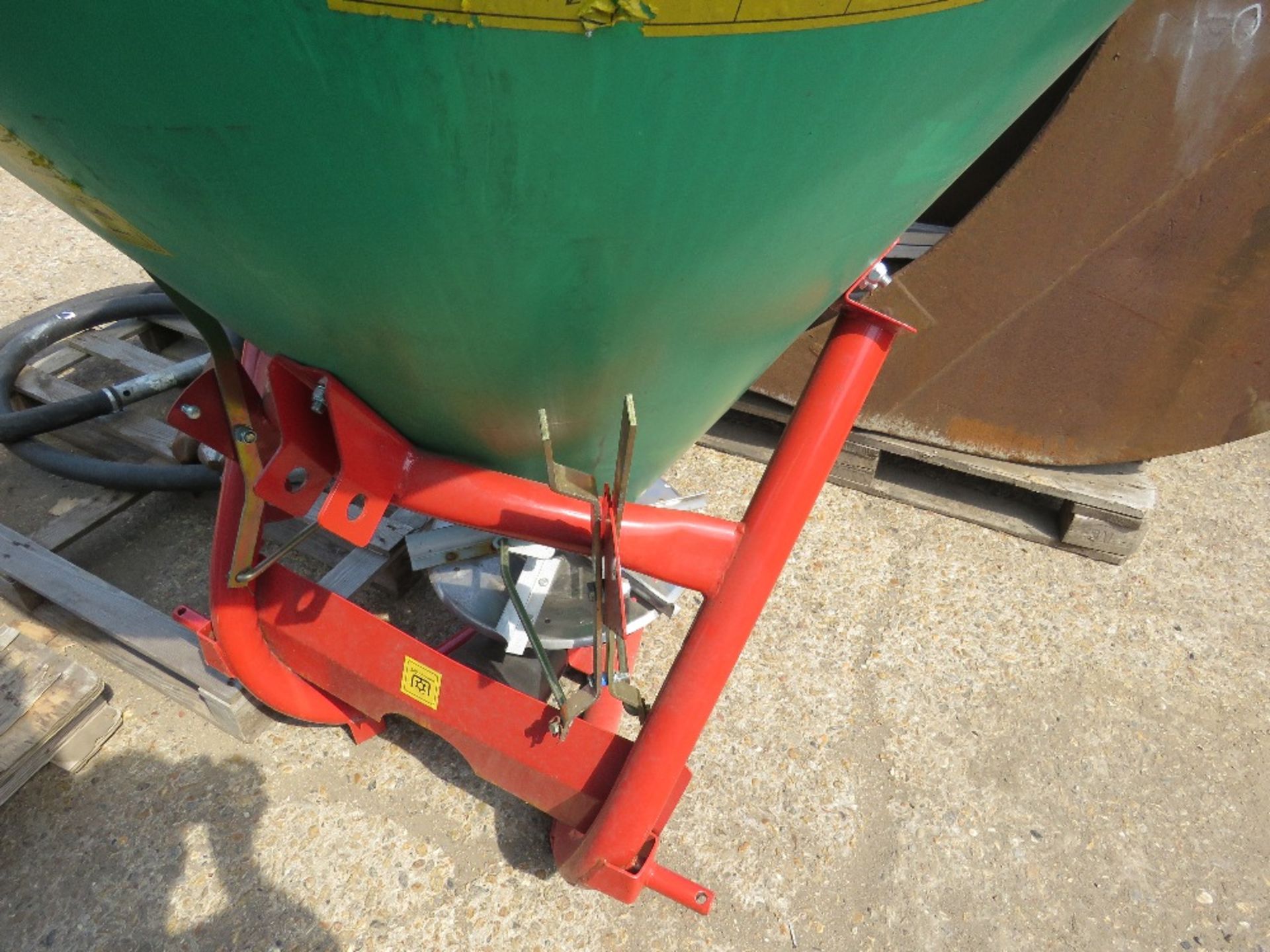 AGROMEX 500 LITRE TRACTOR MOUNTED FERTILISER SPREADER WITH PTO. 500 LITRE SIZE. UNUSED. - Image 2 of 3