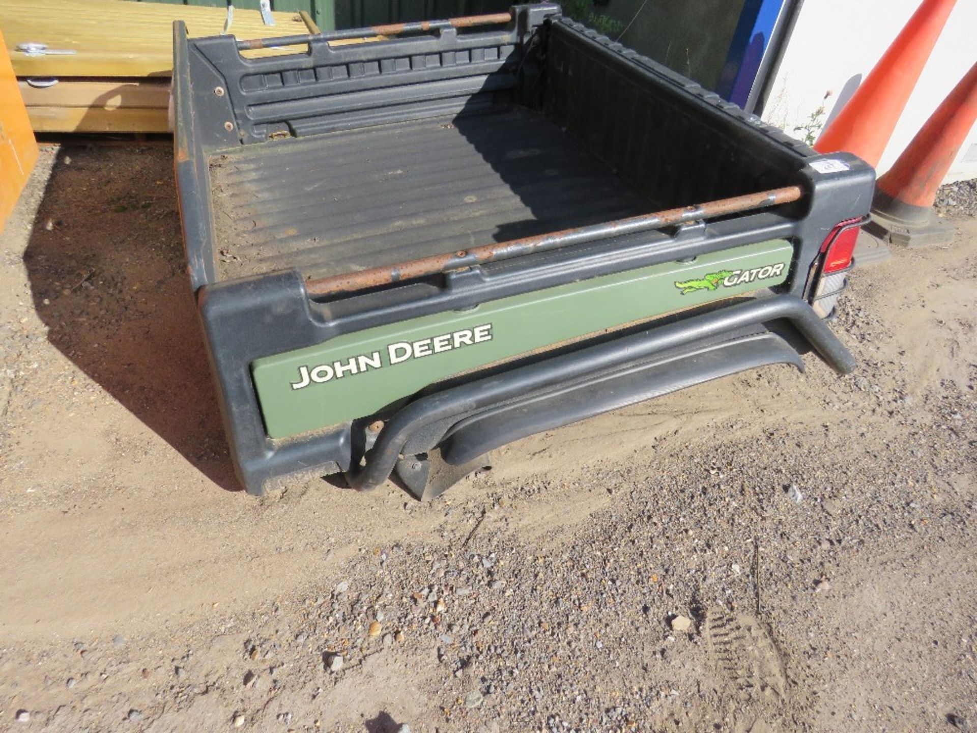 JOHN DEERE GATOR REAR BUCK.