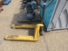 HYDRAULIC PALLET TRUCK.