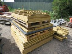 STACK CONTAINING ASSORTED FENCE PANELS APPROX 22.