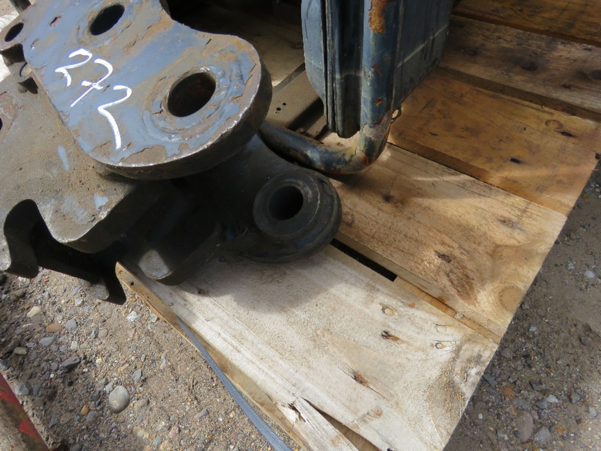 MINI DIGGER QUICK HITCH ON 30MM PINS. - Image 2 of 3