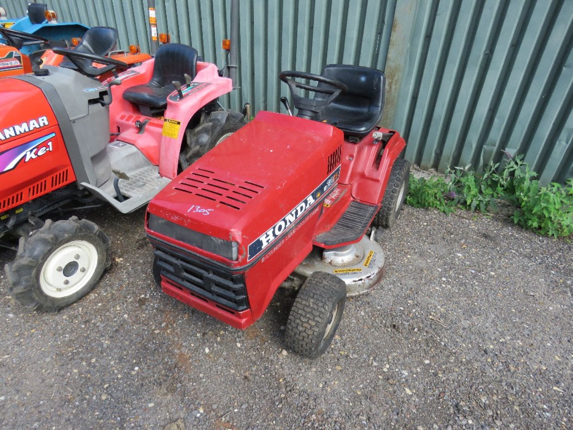 HONDA HT3813 2 CYLINDER PETROL ENGINED RIDE ON MOWER. WHEN TESTED WAS SEEN TO TURN OVER BUT NOT STA