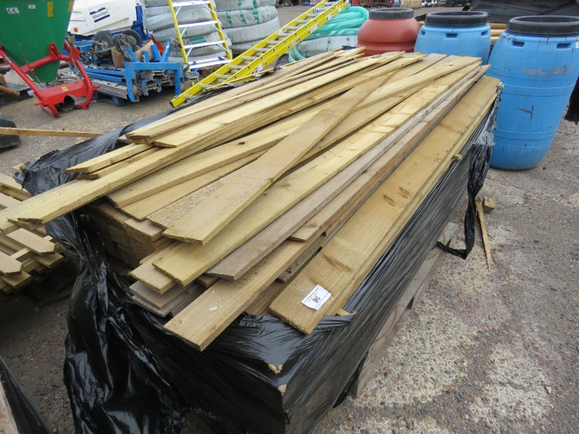 PALLET OF FEATHER EDGE TIMBER, ASSORTED SIZES APPROX 1.5 - 2.25M.